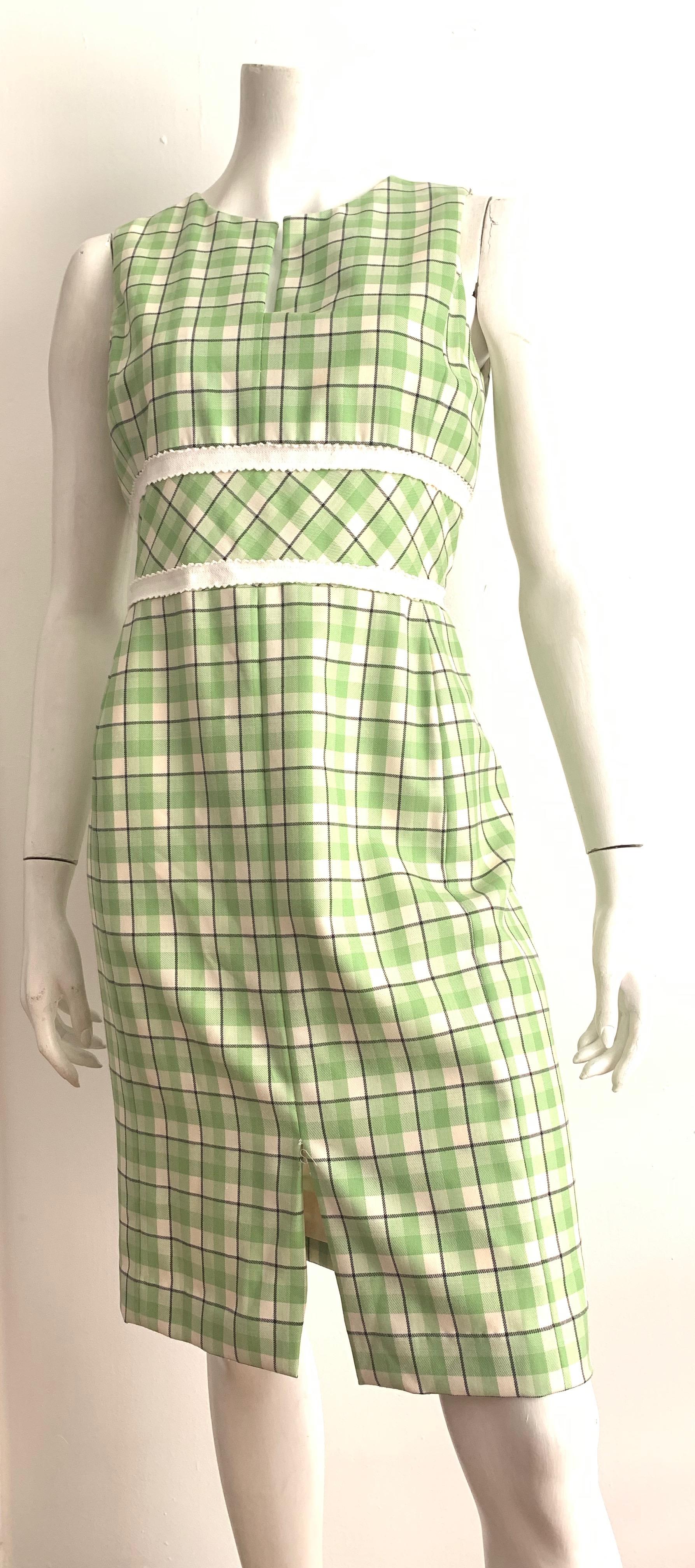 Oscar de la Renta wool plaid sleeveless dress is a size 6.
The waist on this dress is 30. 1/2