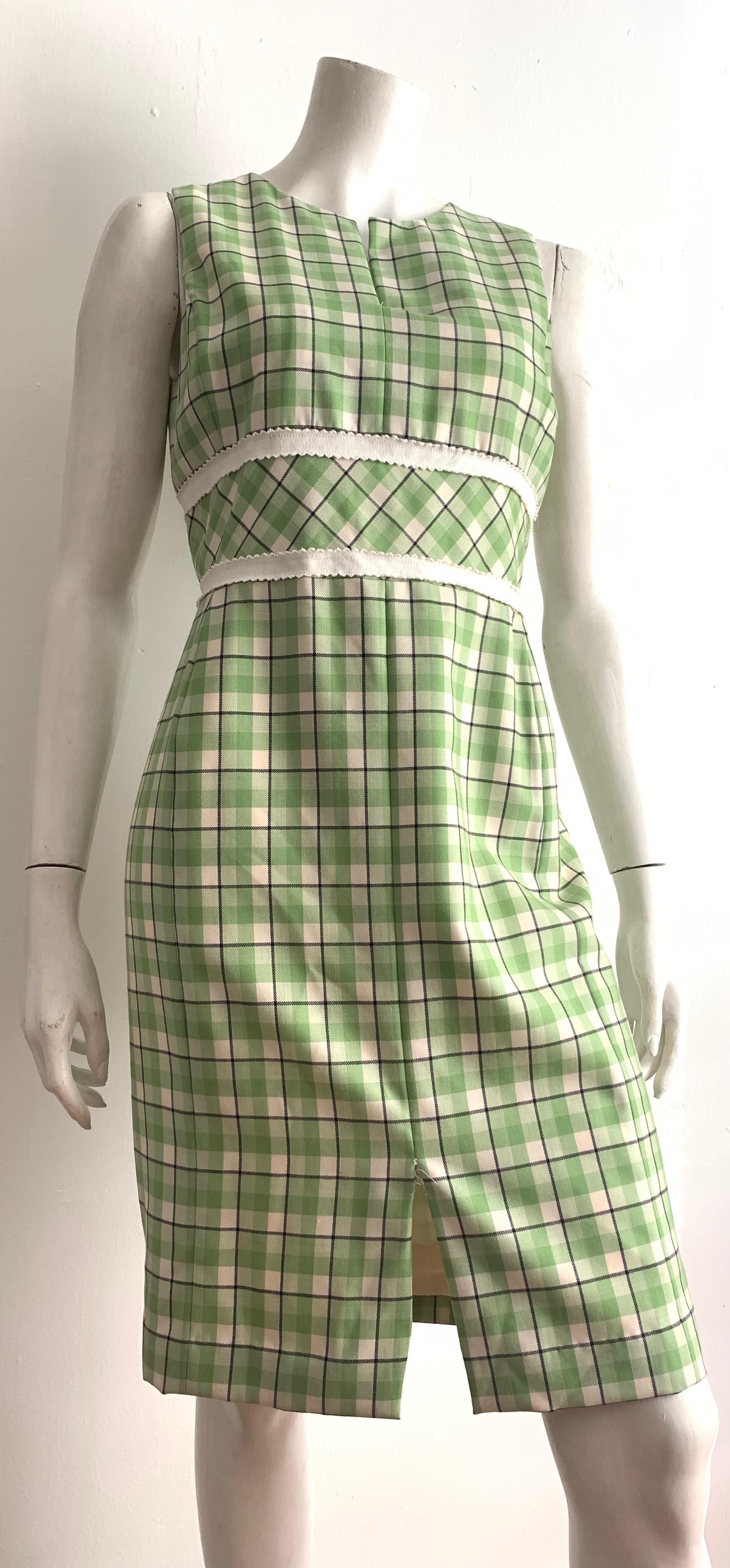 Beige Oscar de la Renta Plaid Sleeveless Dress Size 6. For Sale