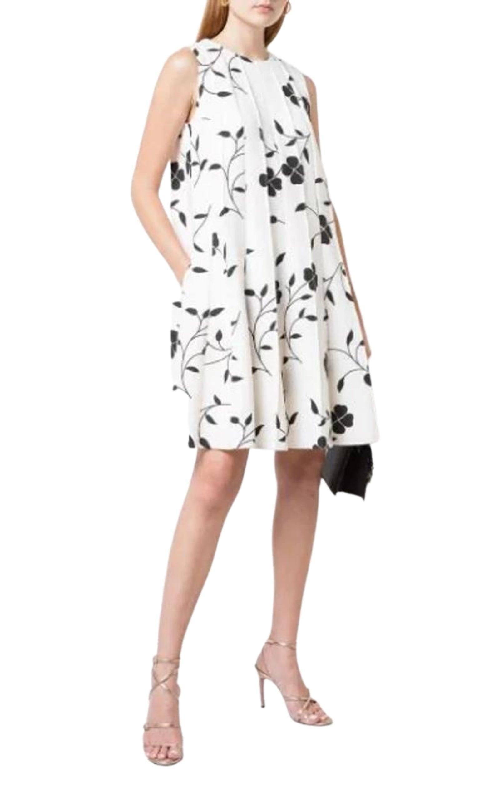 Realizzata in misto lana strutturato, questa mini A-line sfoggia un'elegante plissettatura sartoriale e una stampa botanica a contrasto.
Pannelli frontali plissettati
Due tasche laterali a fessura
Collo rotondo
Senza maniche
Chiusura con gancio e