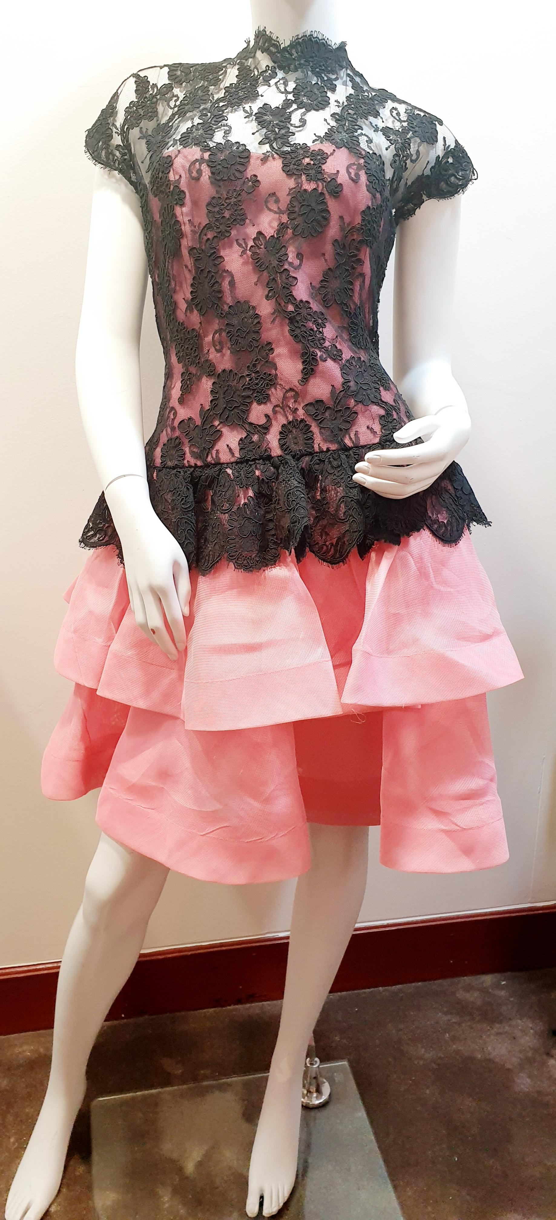OSCAR DE LA RENTA  Point D'Esprit Pink Tulle and Black Lace Dress 
Oscar de la Renta is an American fashion brand , the flagship of American -made fashion .
Size  10 USA
READY TO SHIP
*Shipment of this piece is not affected by COVID-19. Orders