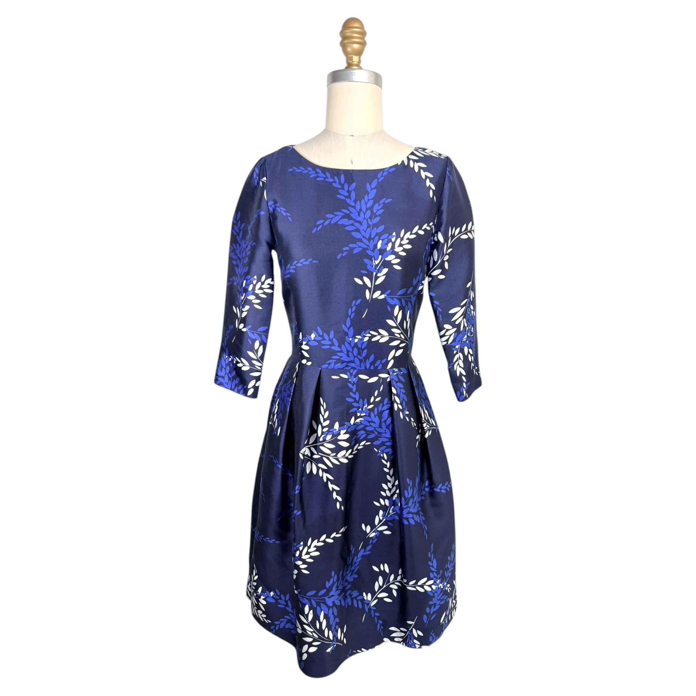 Abito da cocktail Oscar De La Renta Pre-Fall 2017 in misto seta con stampa a foglie di alloro blu navy in vendita