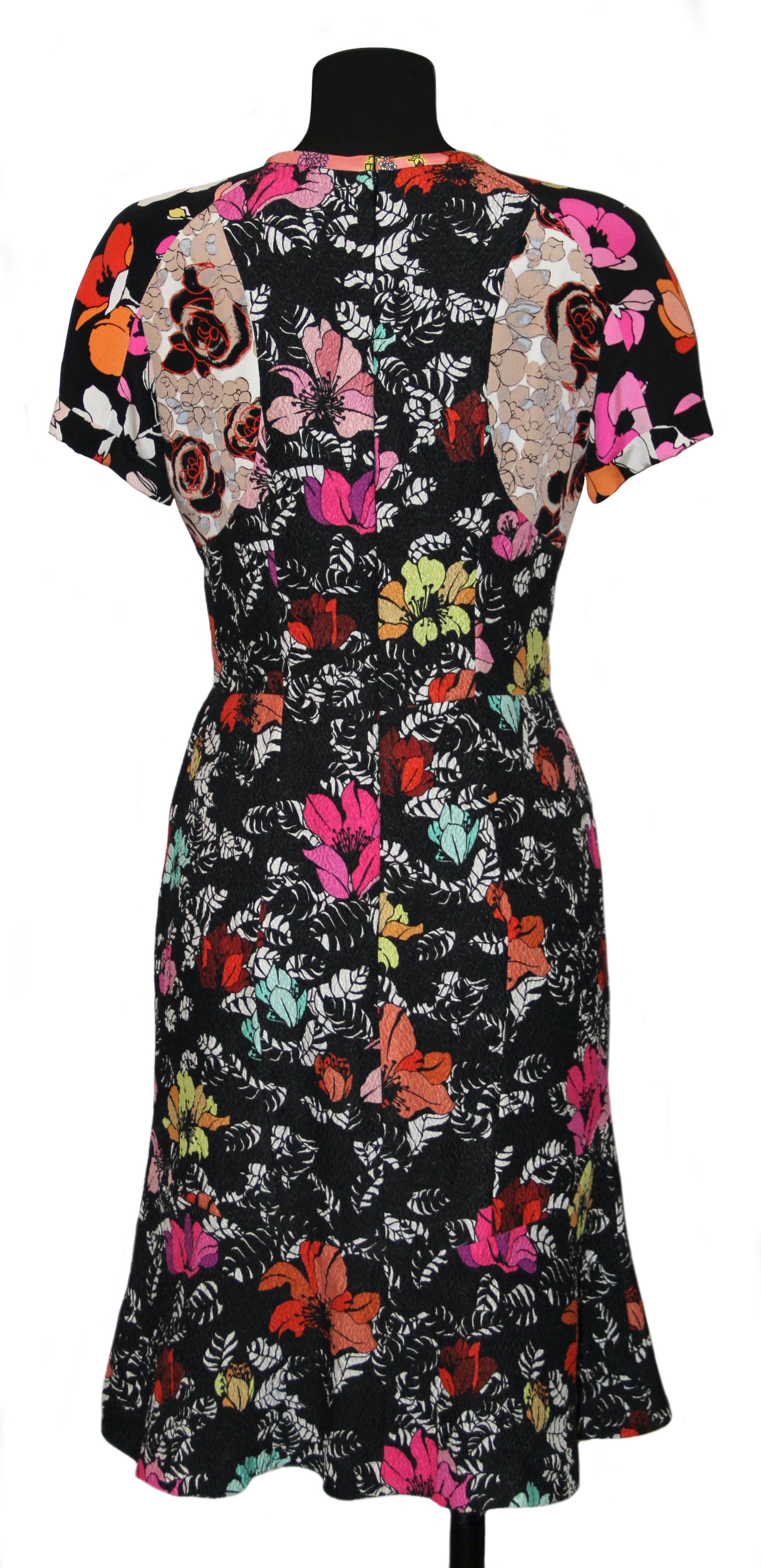 Beautiful and feminine silk dress from the house of Oscar de la Renta. 
It is slightly fitted at the waist, has a round neckline and small sleeves.
It features two flat front pockets.

Fabric. 84% silk, 16% nylon
Lining: 100% silk
Color: black and