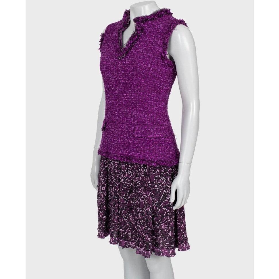 ¡Sal a la calle con estilo con este elegante vestido morado de Oscar De La Renta! Este impresionante vestido presenta una silueta estructurada, cremallera trasera y cierre de botones. El corte entallado es increíblemente favorecedor y muestra el