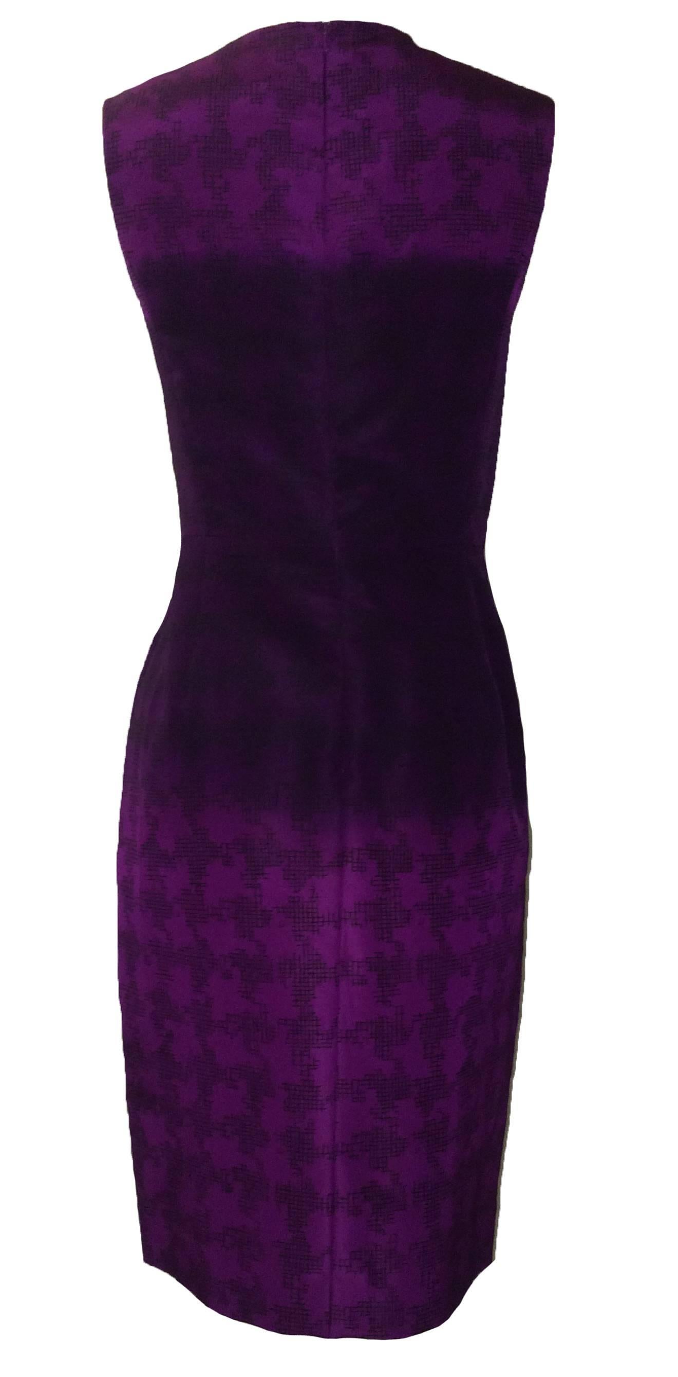Oscar de la Renta silk pencil cut cocktail dress in a purple checked houndstooth pattern and ombre mid section. Back zip and hook and eye.

100% silk.

Made in USA.

Size 8. Runs slightly small, see measurements.
Bust 34