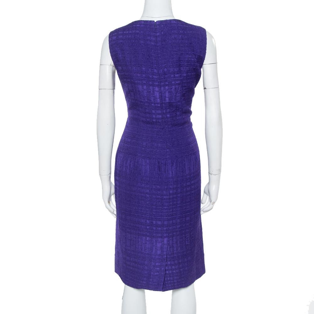 Dress up in this Oscar de la Renta outfit and have everyone go ga-ga over your style. This purple-hued dress is the mark of a well-curated wardrobe. It has been crafted from quality tweed and has a sleeveless silhouette. The dress has a v-neckline,