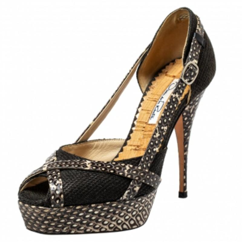 This stunning pair of pumps from Oscar de la Renta is sure to add some class to your outfits. The peep-toe pumps have been crafted from raffia and python leather and they come with buckle strap details on the sides and comfortable cork insoles. They