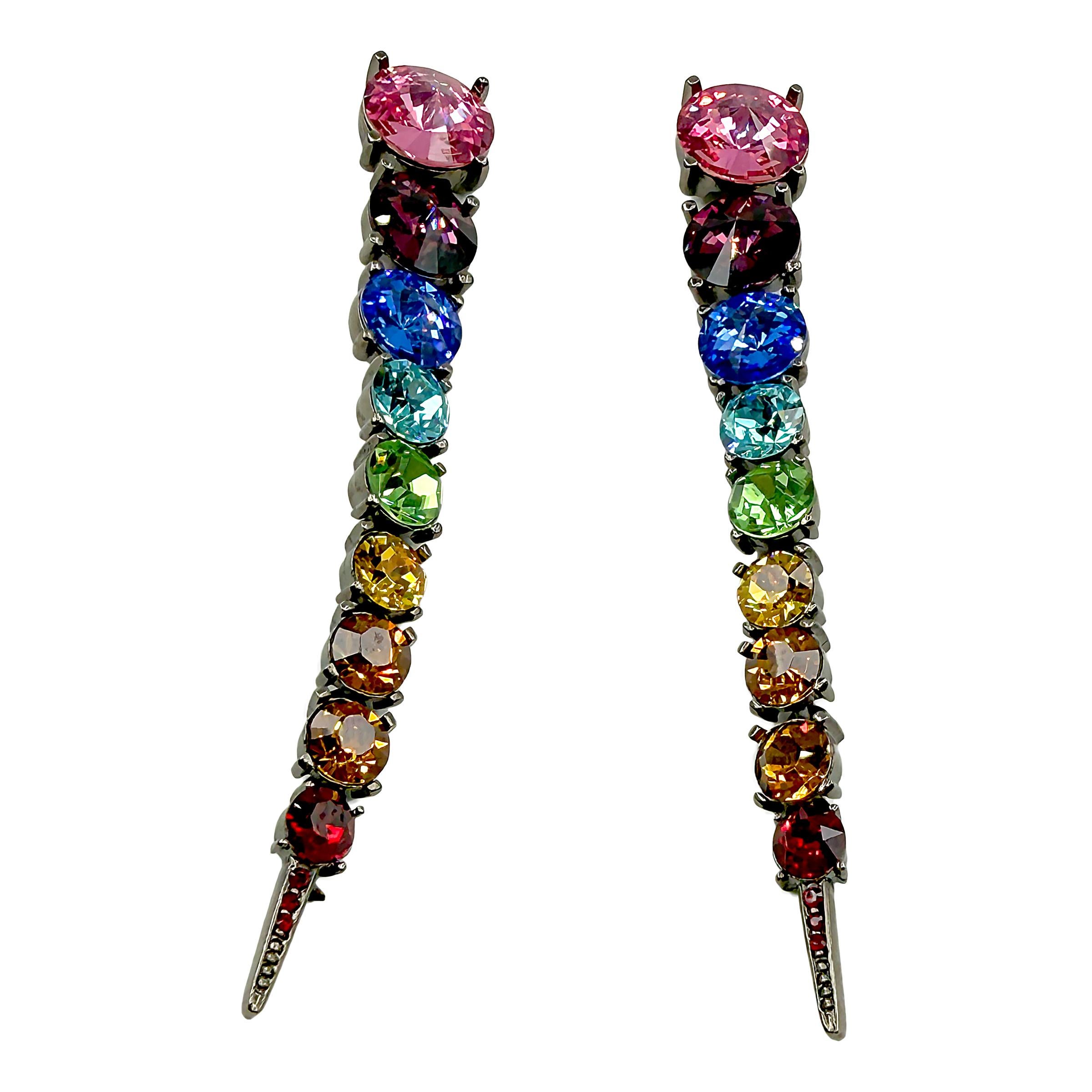 Oscar De La Renta Regenbogen Swarovski Kristall gegliederte lineare Ohrringe (Zeitgenössisch) im Angebot