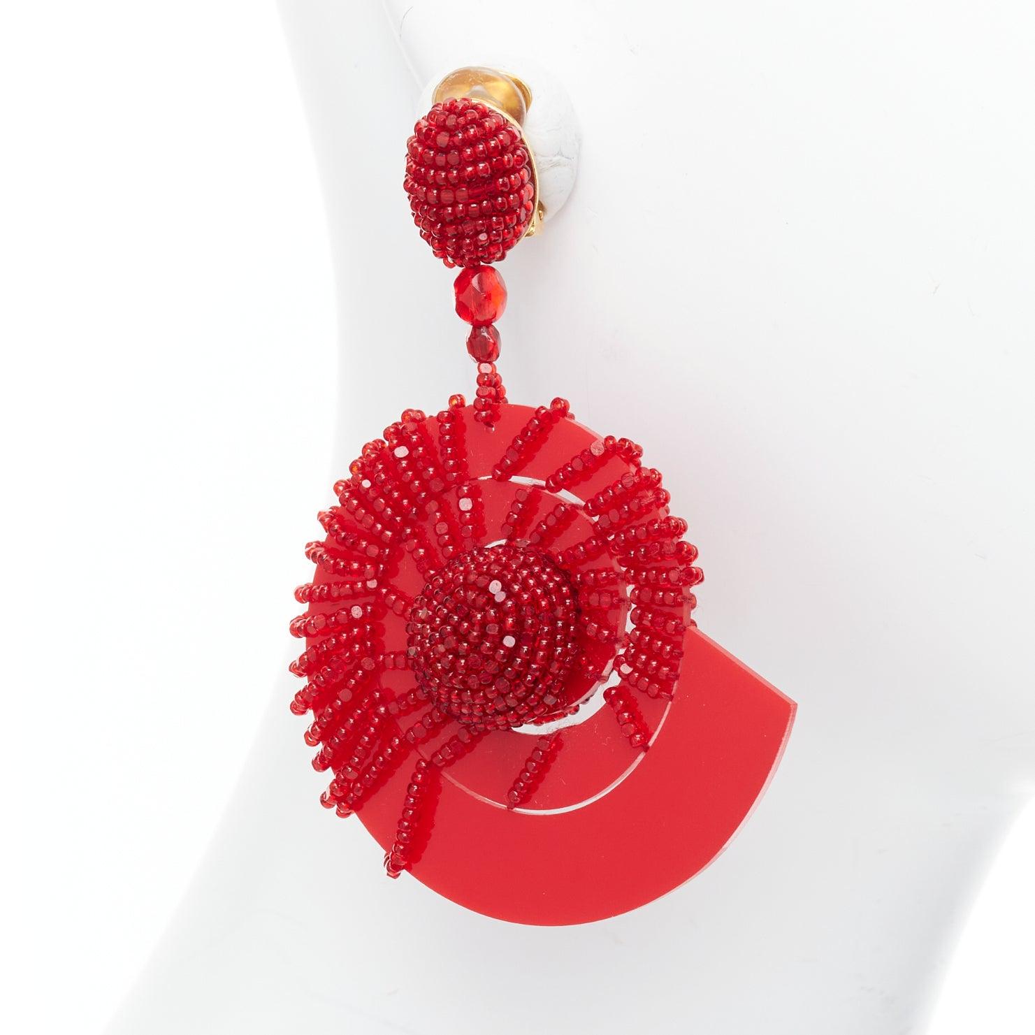 OSCAR DE LA RENTA red beaded acrylic spiral shell dangling clip on earrings pair For Sale 2