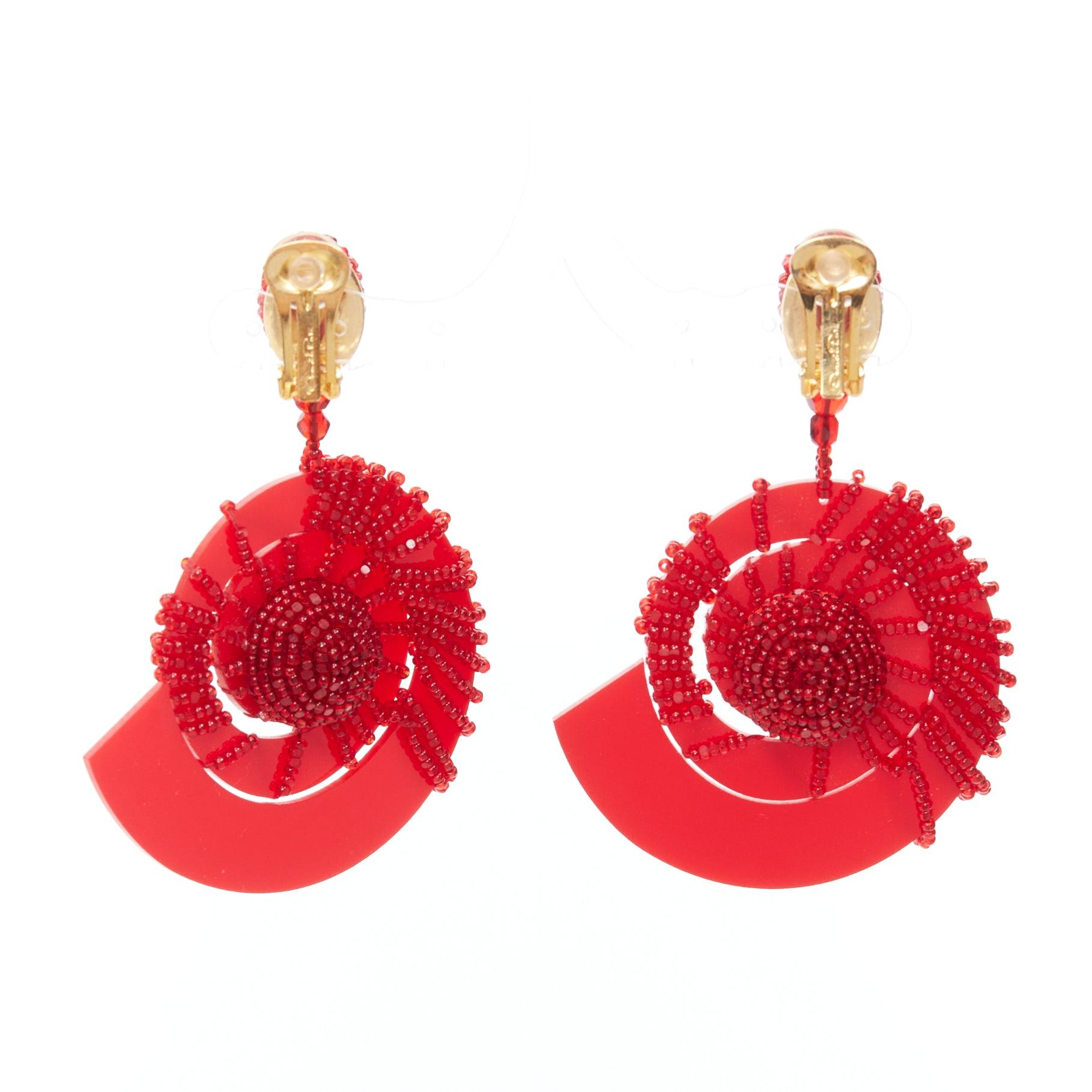 OSCAR DE LA RENTA red beaded acrylic spiral shell dangling clip on earrings pair For Sale 4