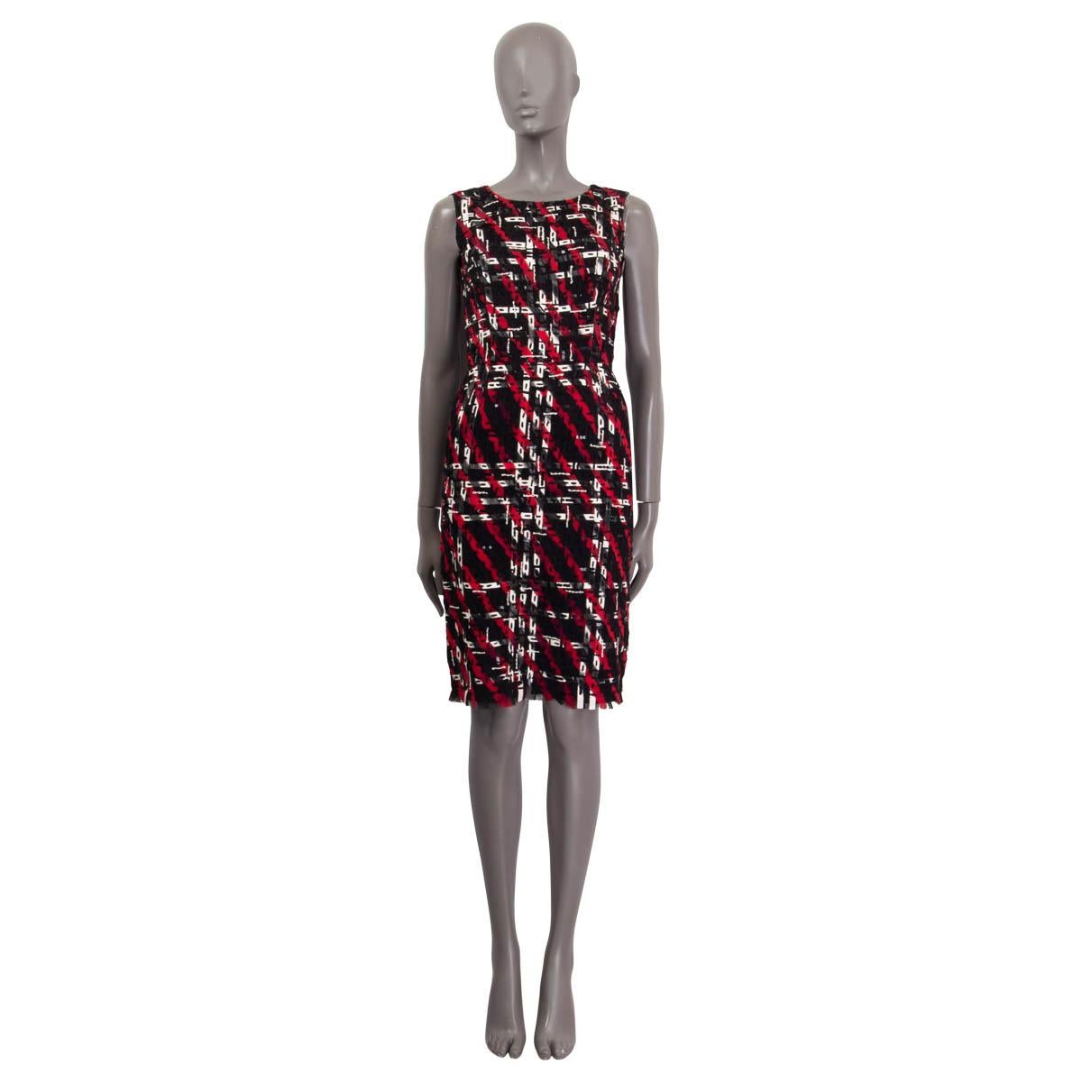 100% authentic Oscar de la Renta sleeveless cocktail dress in black, red and white silk (100%). Features sequin and white leather embellishments. Opens with a concealed zipper and two hooks on the back. Lined in black silk (100%). Has been worn and