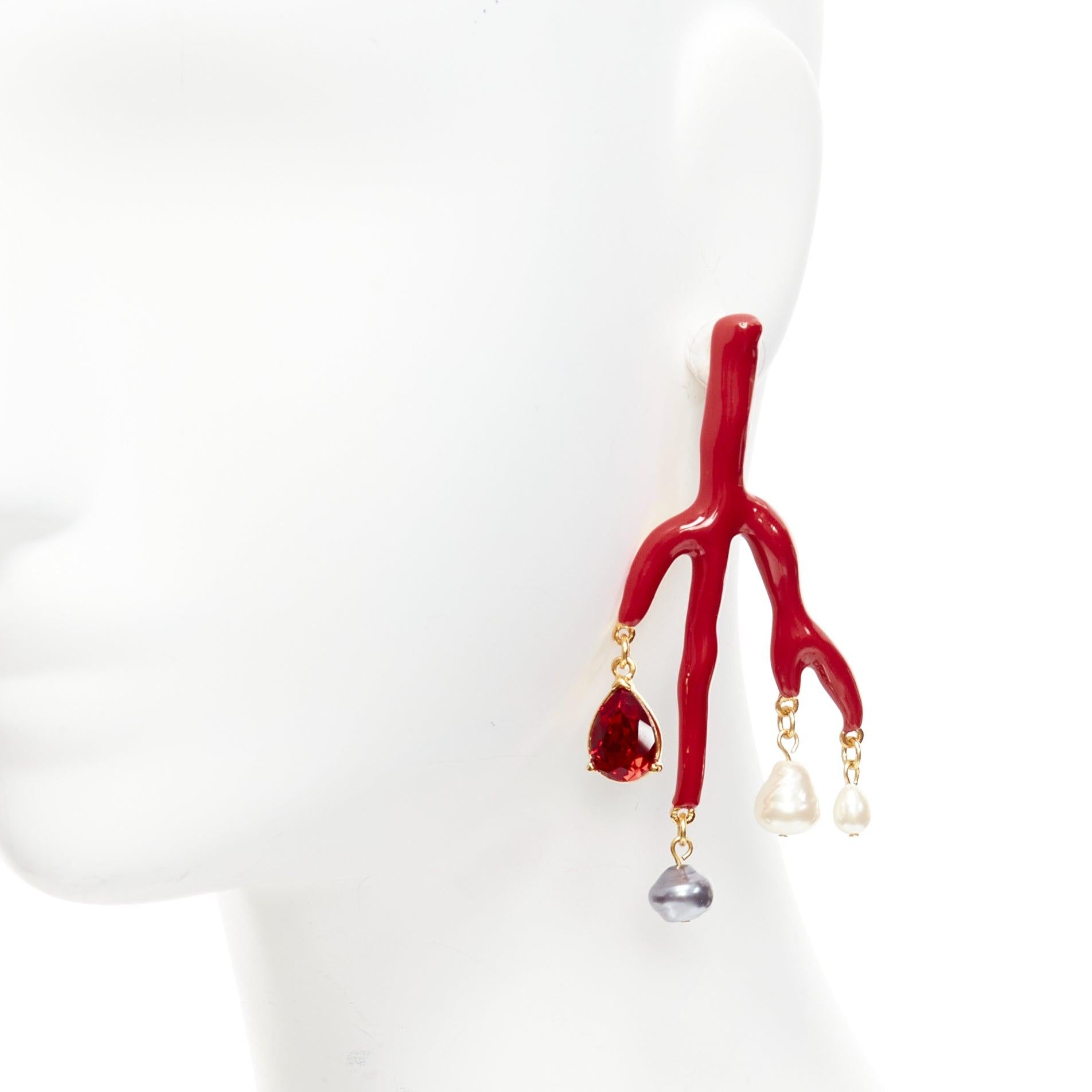 OSCAR DE LA RENTA red coral branch metal crystal faux pearl droplet pin earrings pair
Reference: AAWC/A01072
Brand: Oscar de la Renta
Material: Metal, Faux Pearl
Color: Gold, Red
Pattern: Solid
Closure: Pin
Lining: Gold Metal
Made in: United
