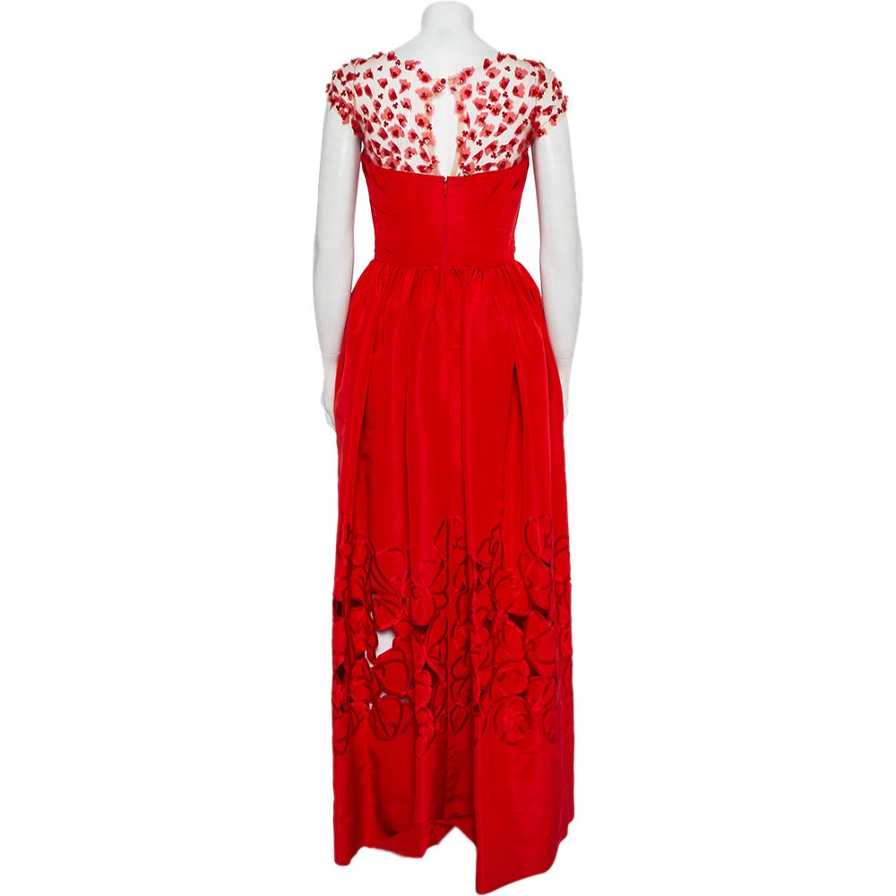 You're ready to slay the audience and channel your inner diva with this spectacular gown from Oscar de la Renta. Breathtaking in ravishing red, this creation is made of 100% silk and features an artistic silhouette. It flaunts a sweetheart neckline