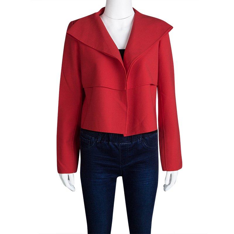 Feel like a fashion princess when you wear this jacket from Oscar de la Renta. The creation flaunts a mesmerizing red hue, long sleeves, and an open front. You'll look fabulous when you assemble this creation with corsets, high-waist pants, and high