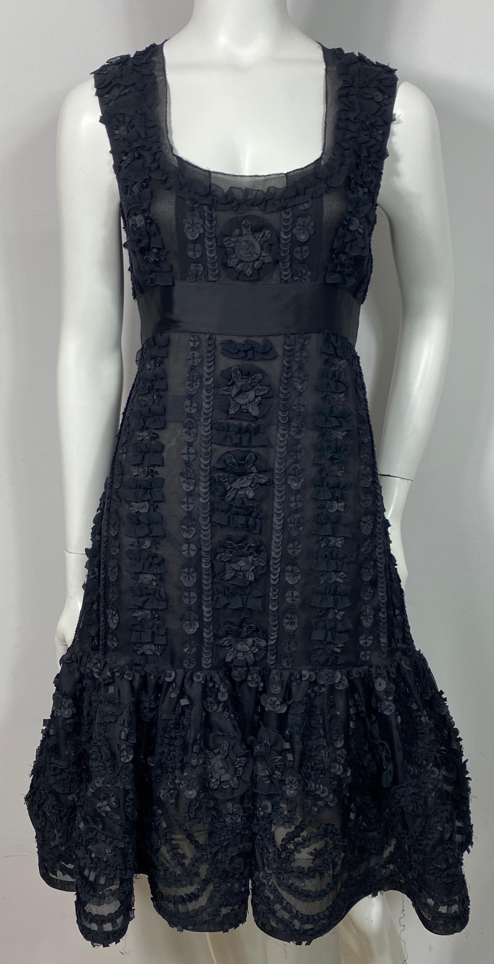 Oscar de La Renta Resort 2008 Black silk appliqué sleeveless dress - Size 6  This black silk organza sleeveless dress is embellished in silk floral looking appliqués of different sizes and shapes. The dress has a scoop neckline, 3” straps out of