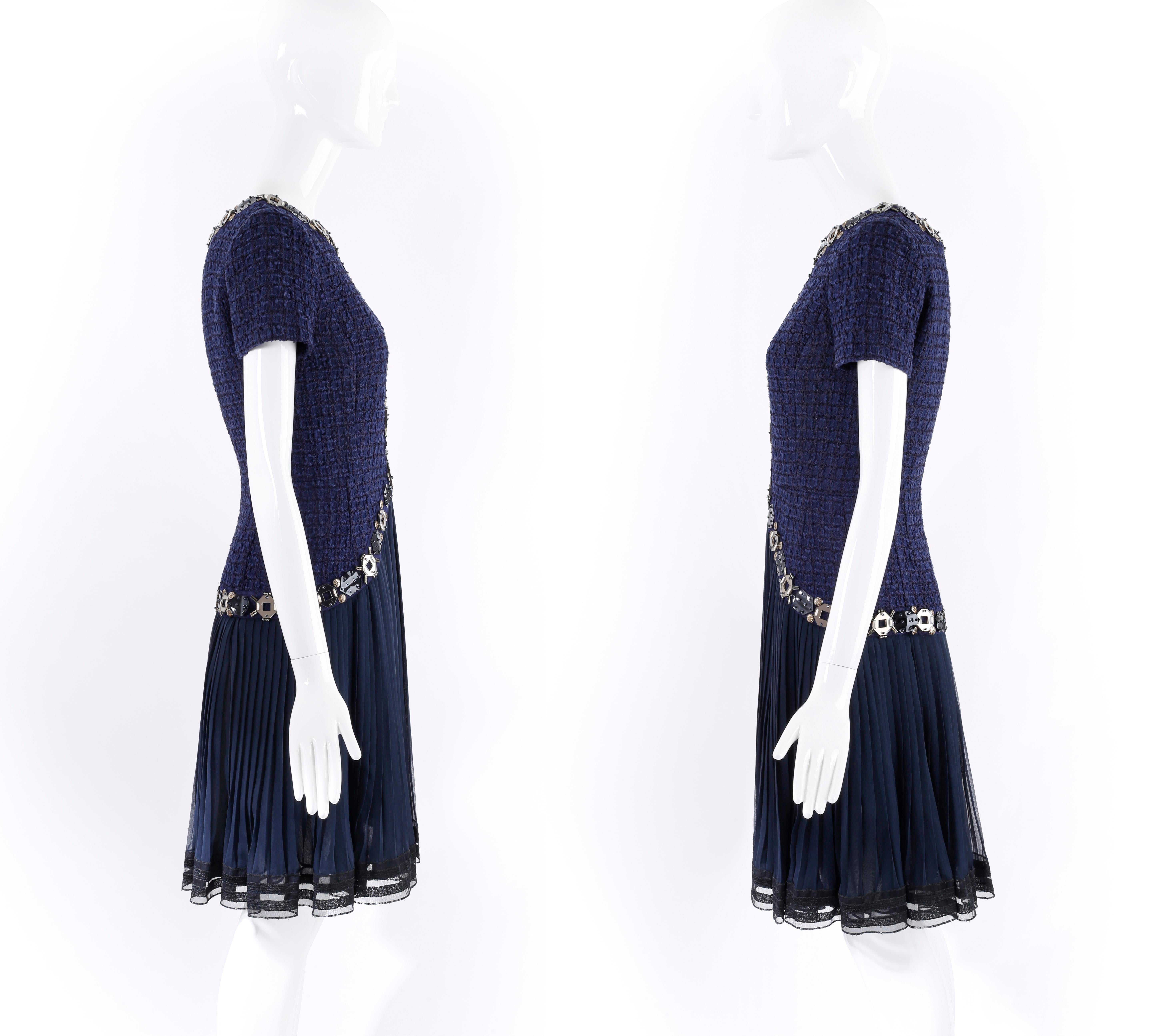 Oscar De La Renta Resort 2010 Blaues verziertes Tweed Fit & Flare plissiertes Kleid 4 (Schwarz) im Angebot