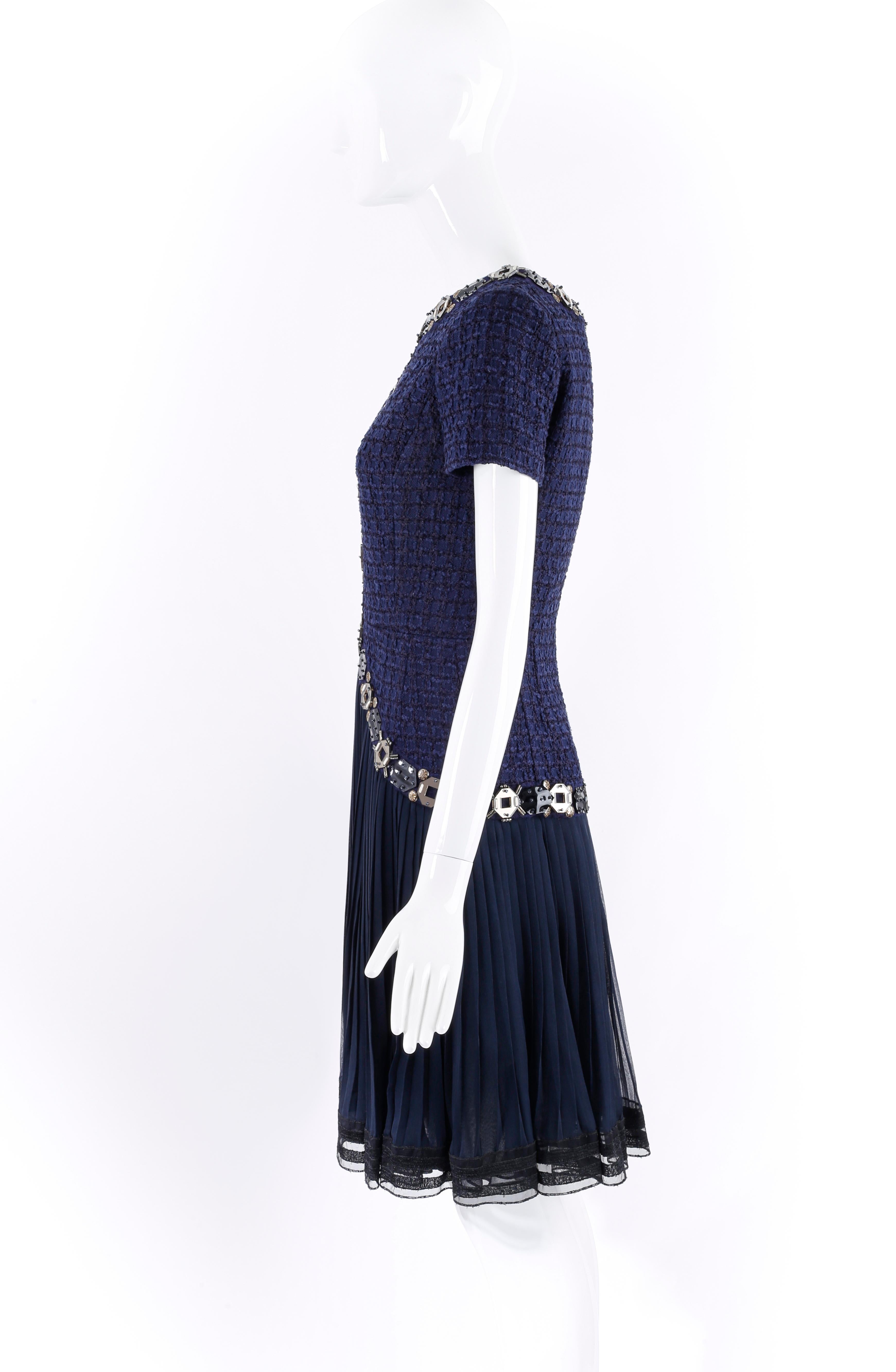 Oscar De La Renta Resort 2010 Blue Embellished Tweed Fit & Flare Pleated Dress 4 In Good Condition For Sale In Chicago, IL