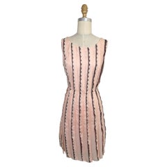 Abito da cocktail senza maniche in pizzo nero e rosa cipria della collezione Resort 2014 di Oscar de la Renta