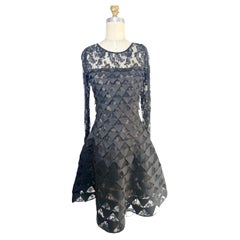 Abito da cocktail Oscar De La Renta Resort 2018 con applicazioni geometriche in pizzo nero