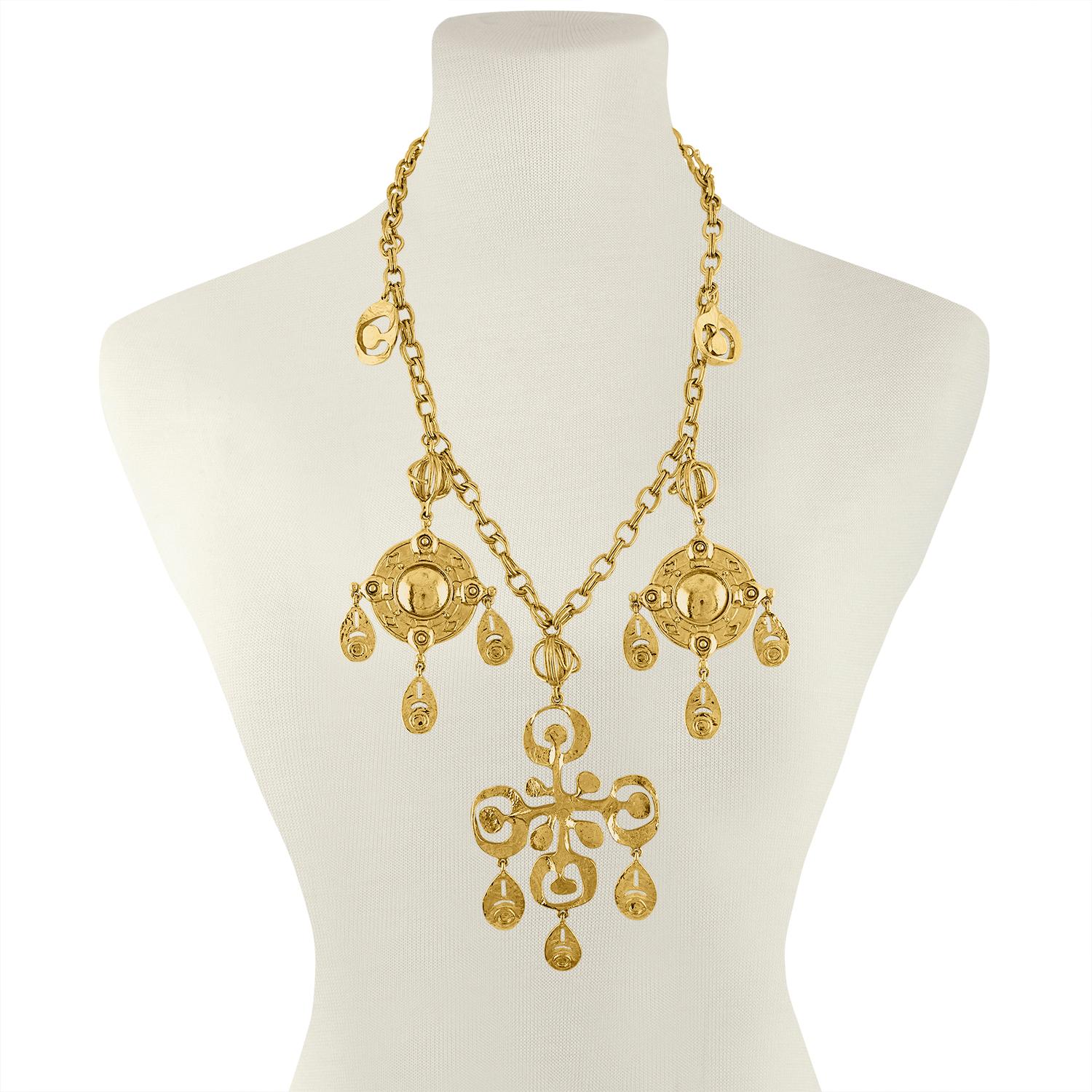 Oscar De La Renta Roman Gold Tone Cross & Shield Necklace / Belt
The necklace / belt is 30” long with a 4” extender.
The necklace / belt weighs 208.1 grams
