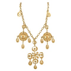 Oscar De La Renta, collier/écusson croix et bouclier en or romain