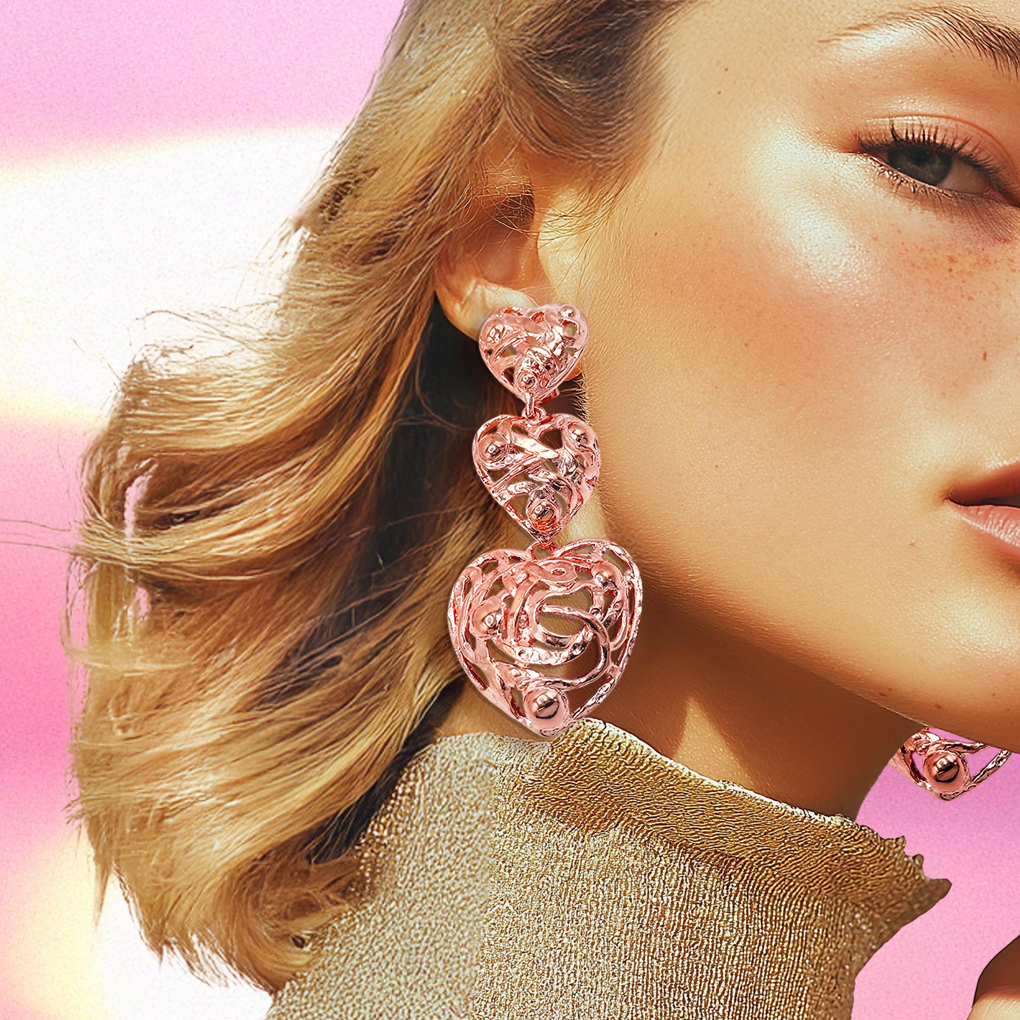 Donna Oscar De La Renta, orecchini tripli a clip con cuori in oro rosa, firmati dal designer in vendita