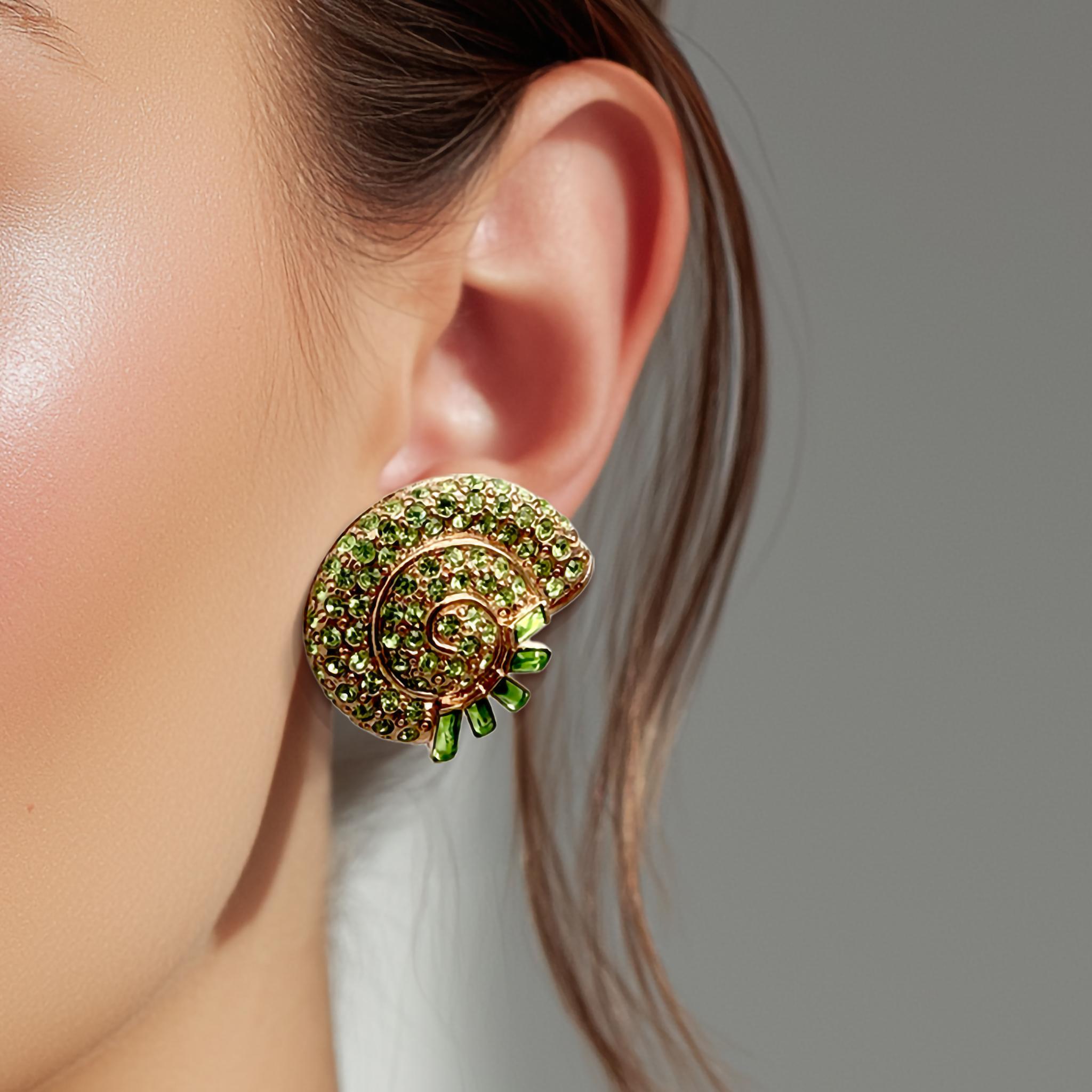 Oscar de la Renta Rose Gold Nautilus Clip-On Earrings with Peridot Crystals In New Condition For Sale In Santa Monica, CA