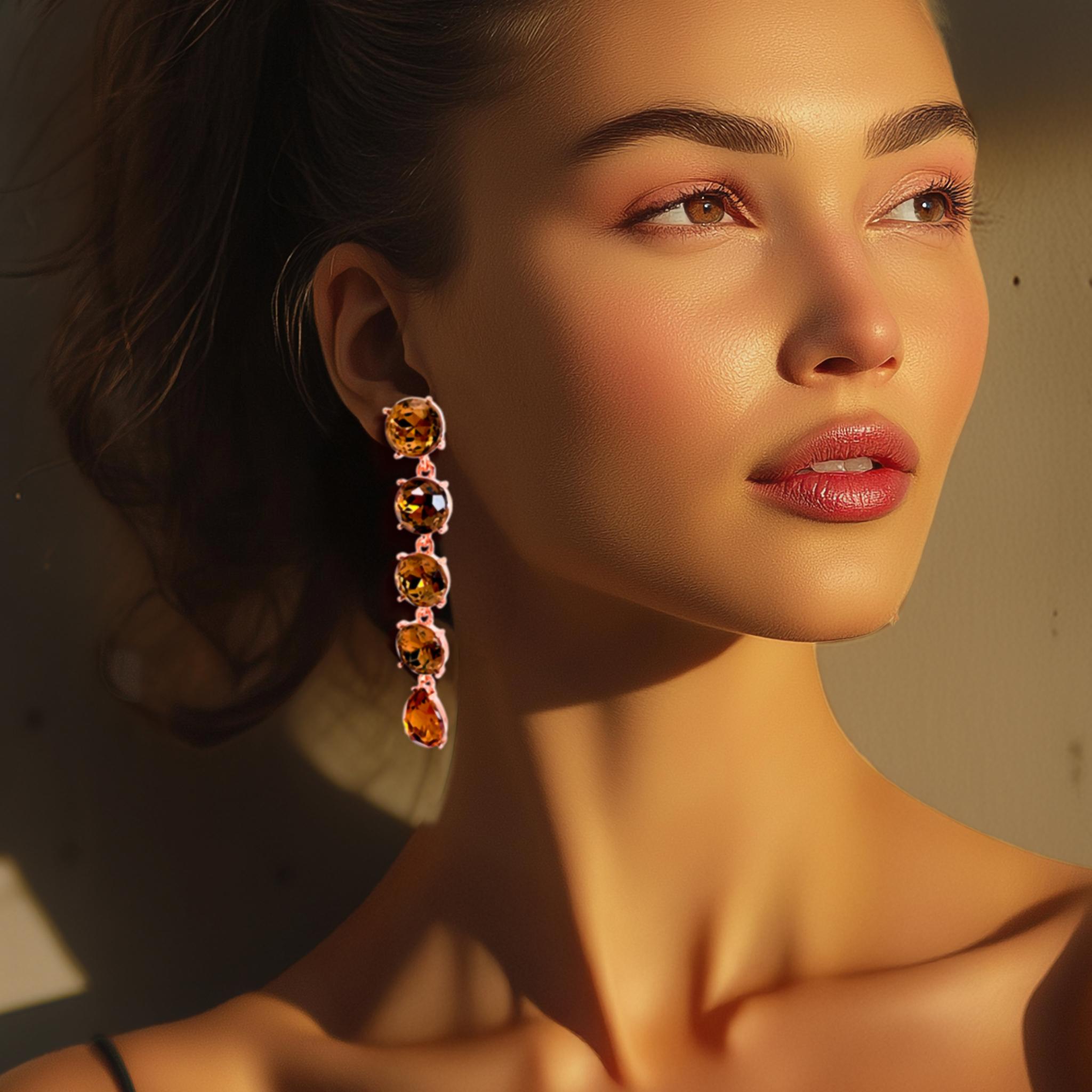 Pendientes colgantes de cristal de topacio ahumado Swarovski bañados en oro rosa de Oscar De La Renta con piedras graduadas. Joyas de diseño contemporáneo de lujo.

Los pendientes colgantes de cristal de topacio ahumado Swarovski bañados en oro rosa