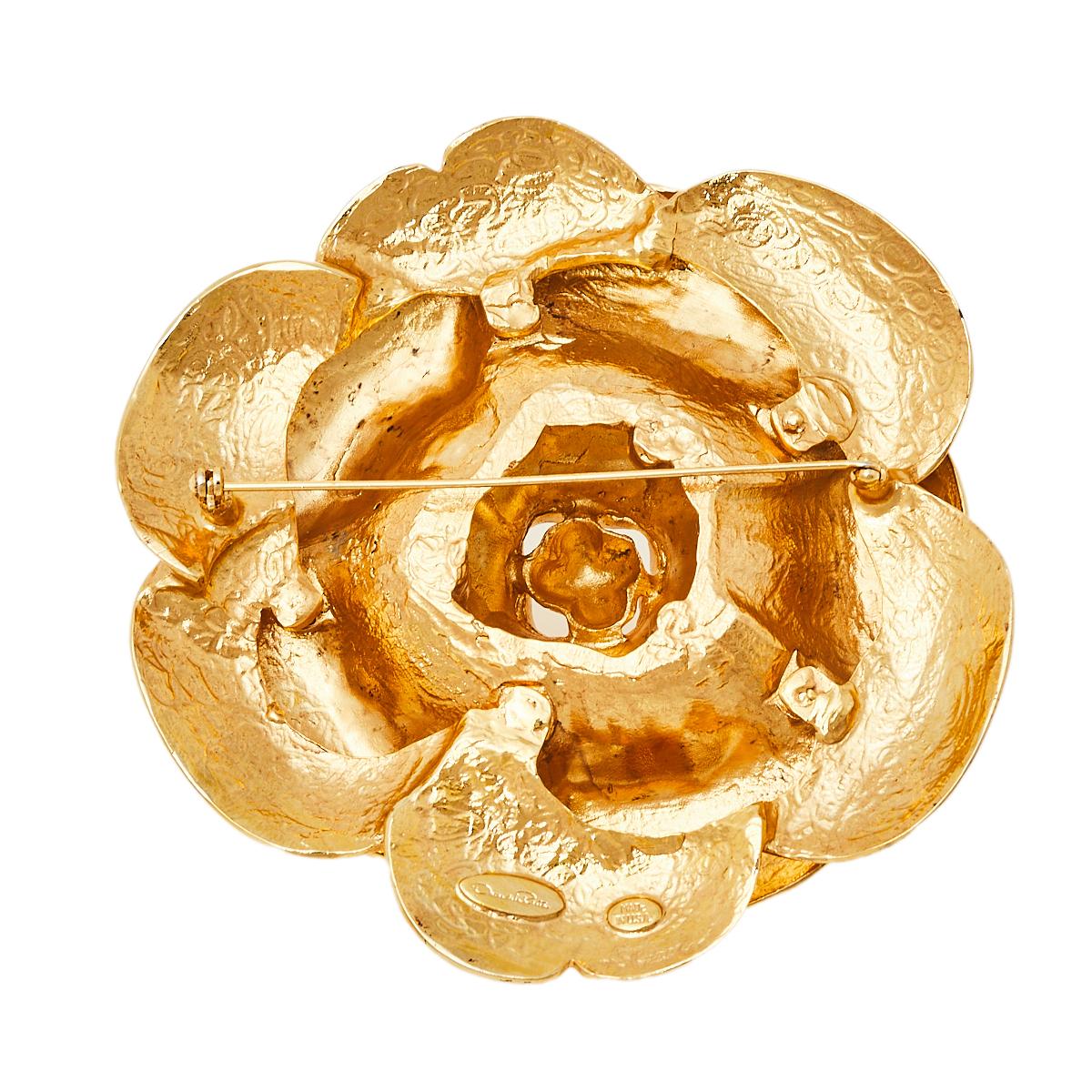 How magnificent is this Rosette Gardenia brooch from Oscar de la Renta! It has been crafted from gold-tone metal into a rose motif that looks lovely. The pin at the back helps you fasten it easily.

Includes: Original Box, Original Dustbag
