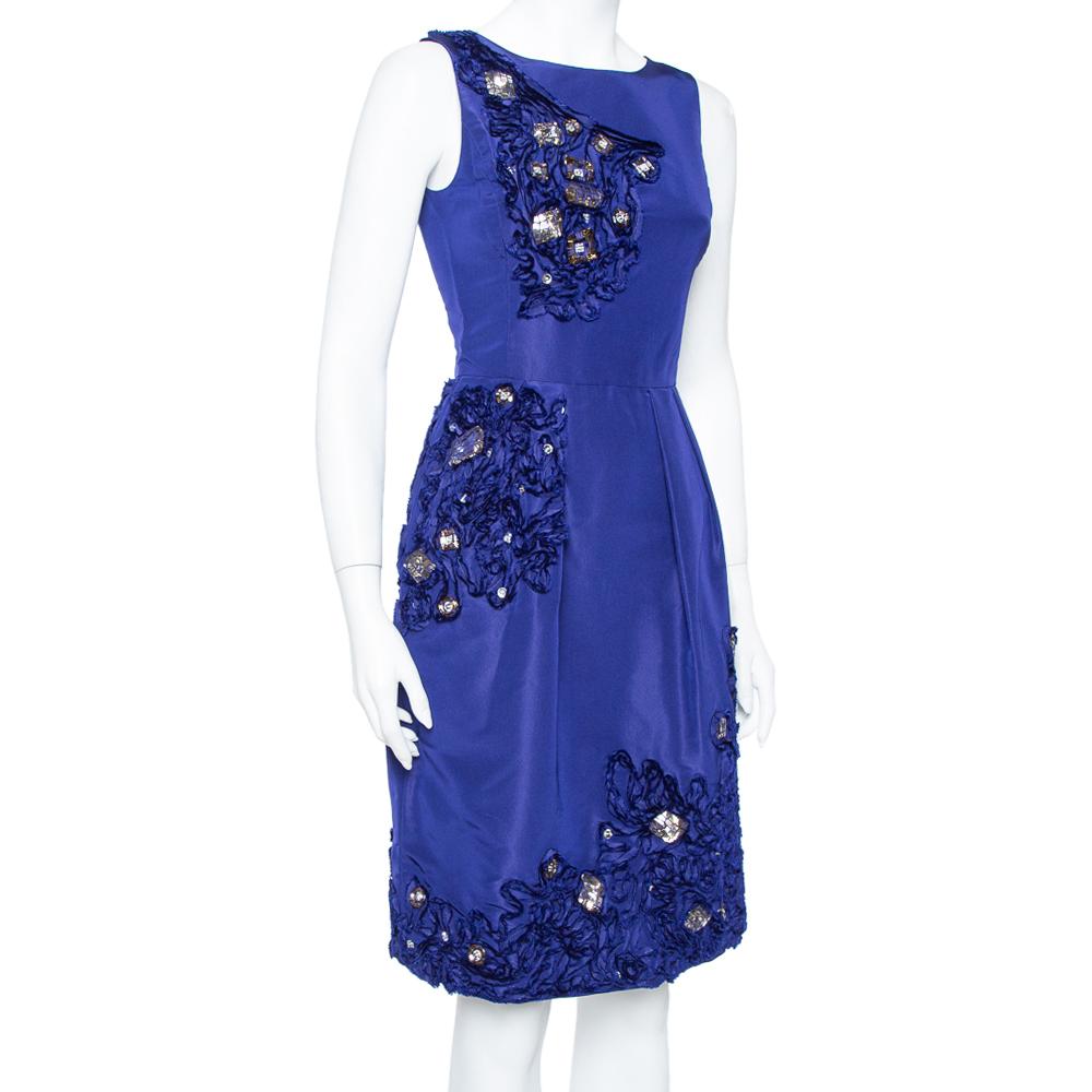 This sleeveless sheath dress from Oscar de la Renta has the power to transform you into a diva! The royal blue creation is made of 100% silk and exhibits a flattering silhouette that is enhanced with a bateau neckline, subtle pleats below the waist,