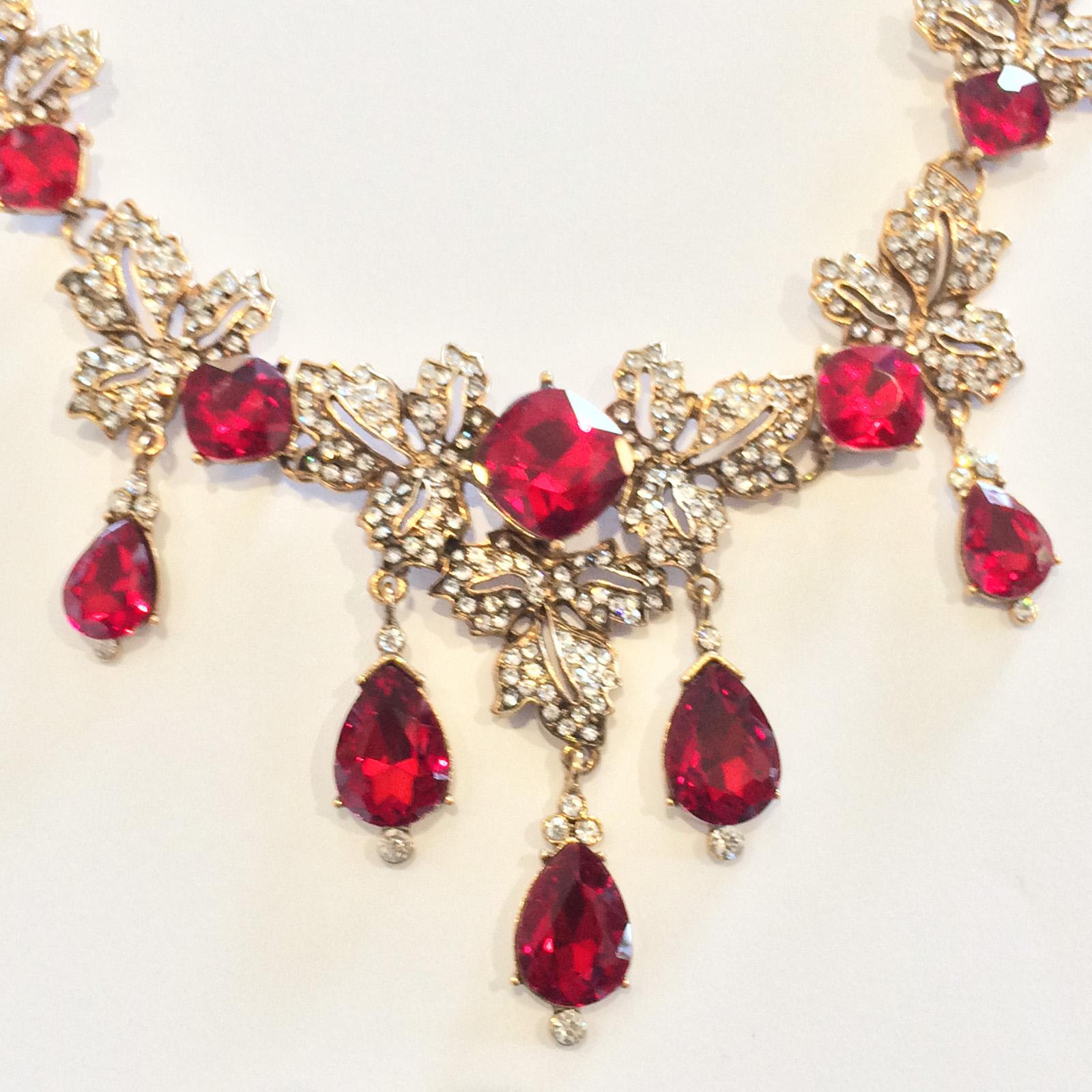 Authentic Oscar De La Renta Necklace highlighted in brilliant, Ruby Red, huge Diamantes, with white diamantes set to Gilt Leaves. An outstanding piece designed to attract the eyes. Extremely fine attention to detail, and retaining the Gilt Lobster
