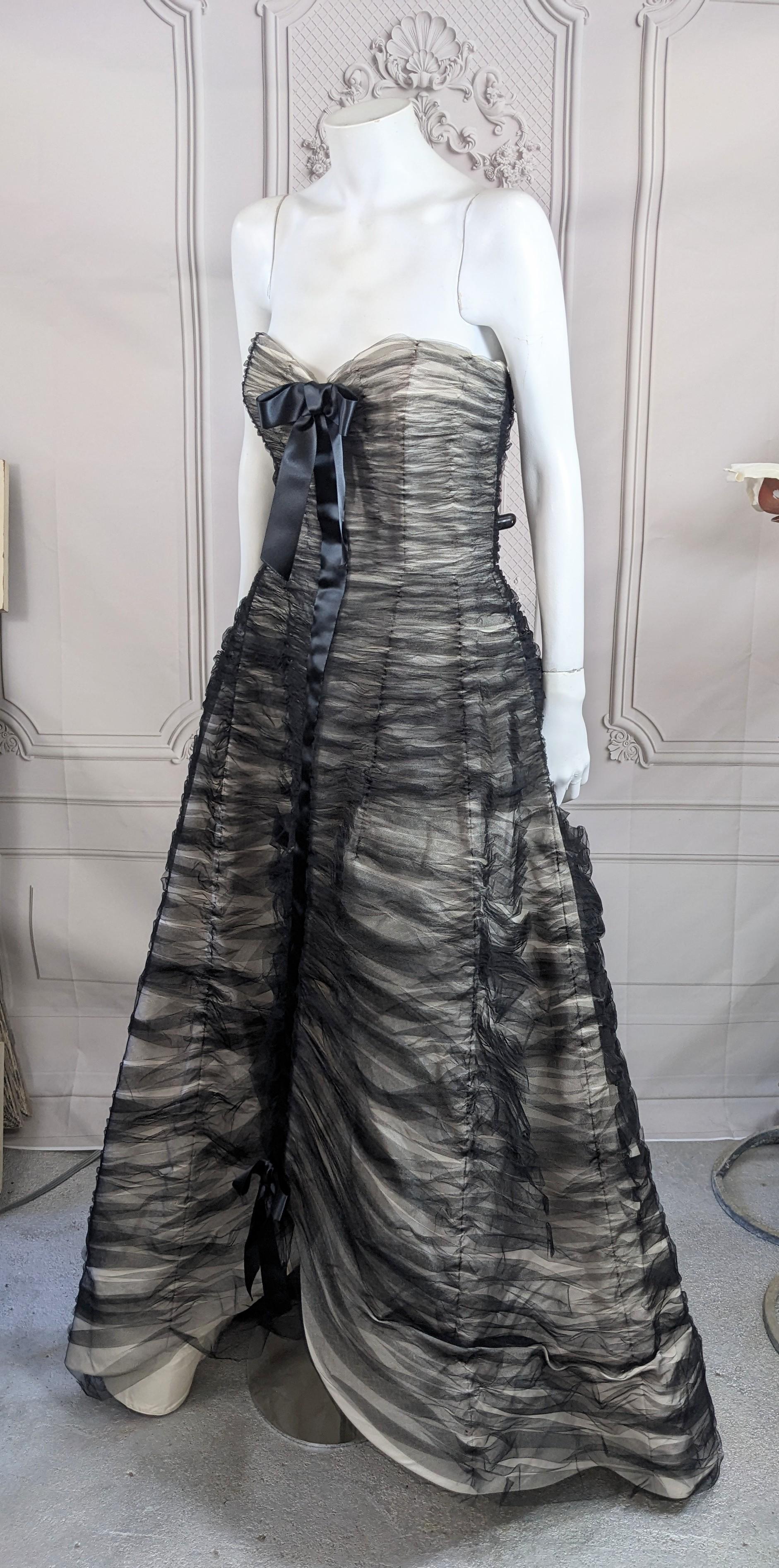 Oscar de la Renta Ruched Tulle and Satin Gown In Good Condition For Sale In New York, NY