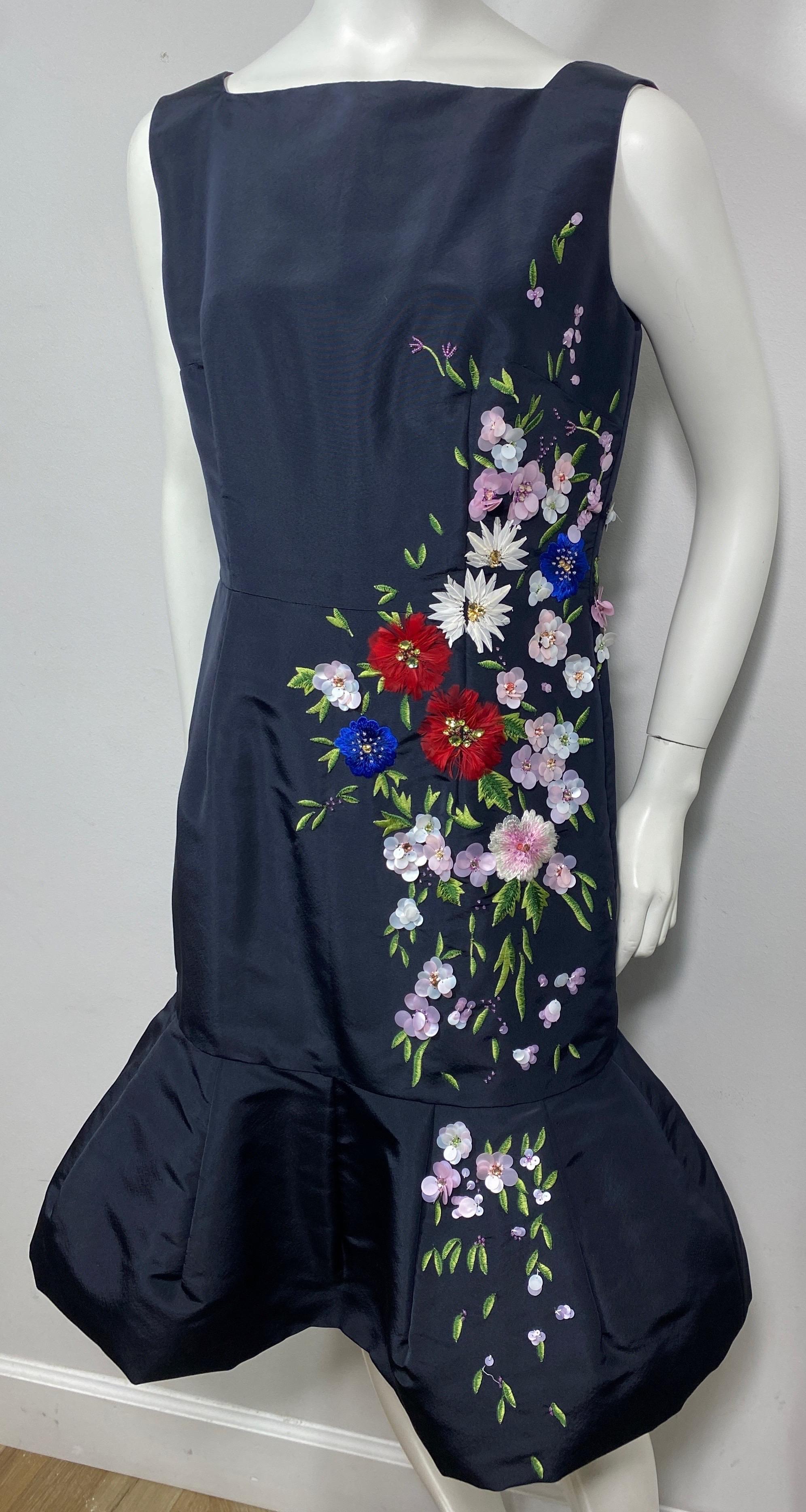 Oscar de la Renta Runway 2015 Spring Navy Silk Floral Applique Dress-Size 10  This stunning Navy Silk Faille Dress is sleeveless, has a Square neckline with 2
