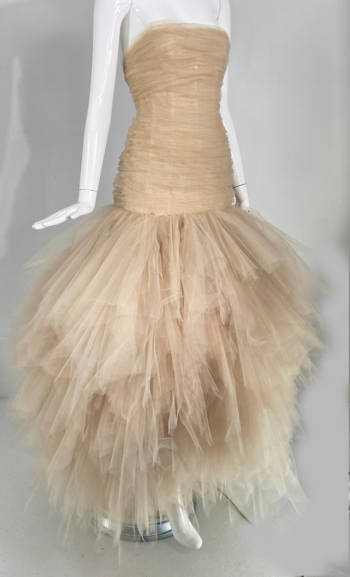 Oscar de la Renta runway champagne layered tulle strapless gown 2007. A magical gown in shades of pale champagne gold tulle, the layering of shades give depth to the color. The fitted bodice is strapless and shirred to the hip, below the skirt is