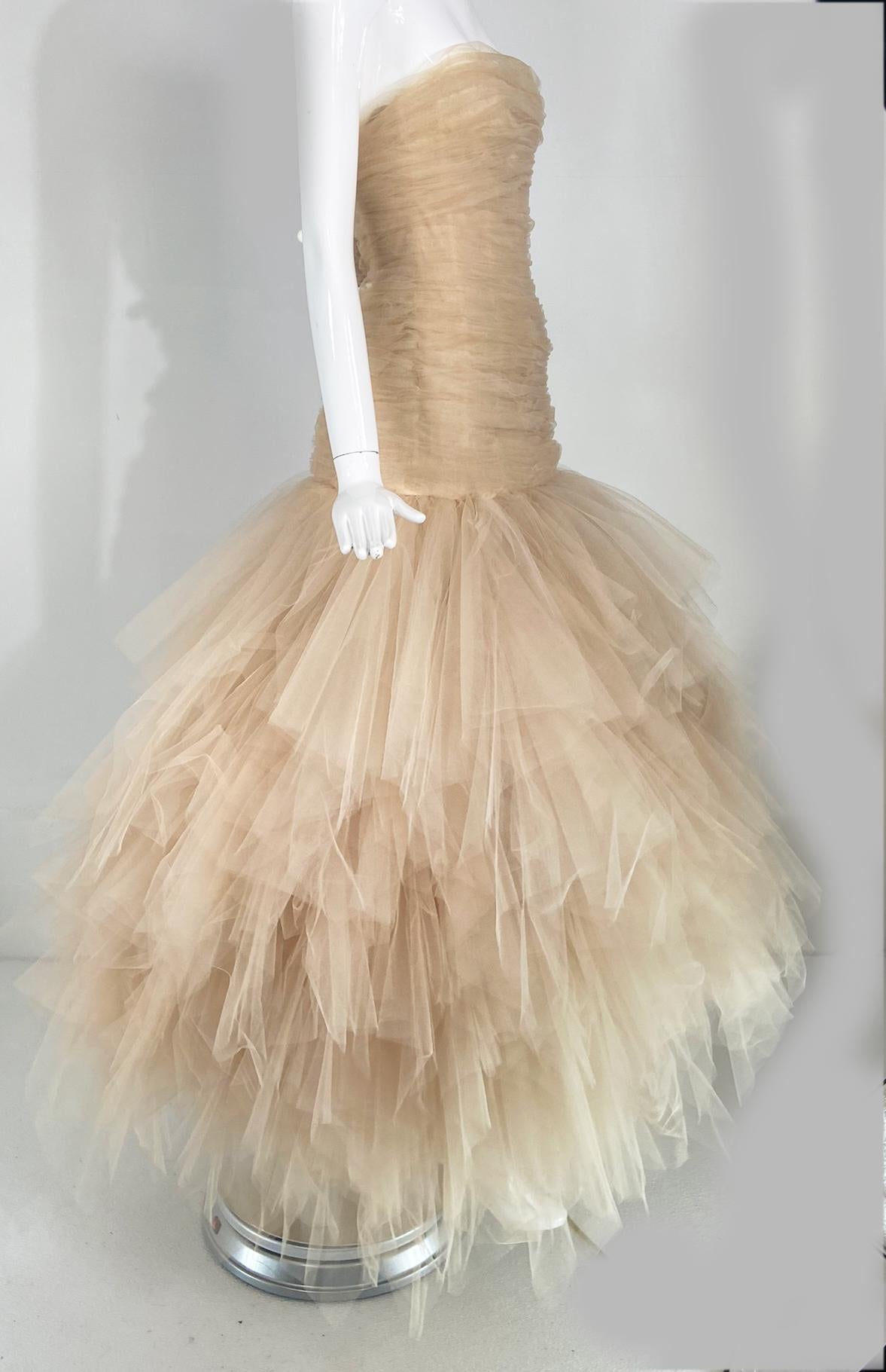 Oscar de la Renta Runway Champagne Layered Tulle Strapless Gown 2007  In Good Condition In West Palm Beach, FL