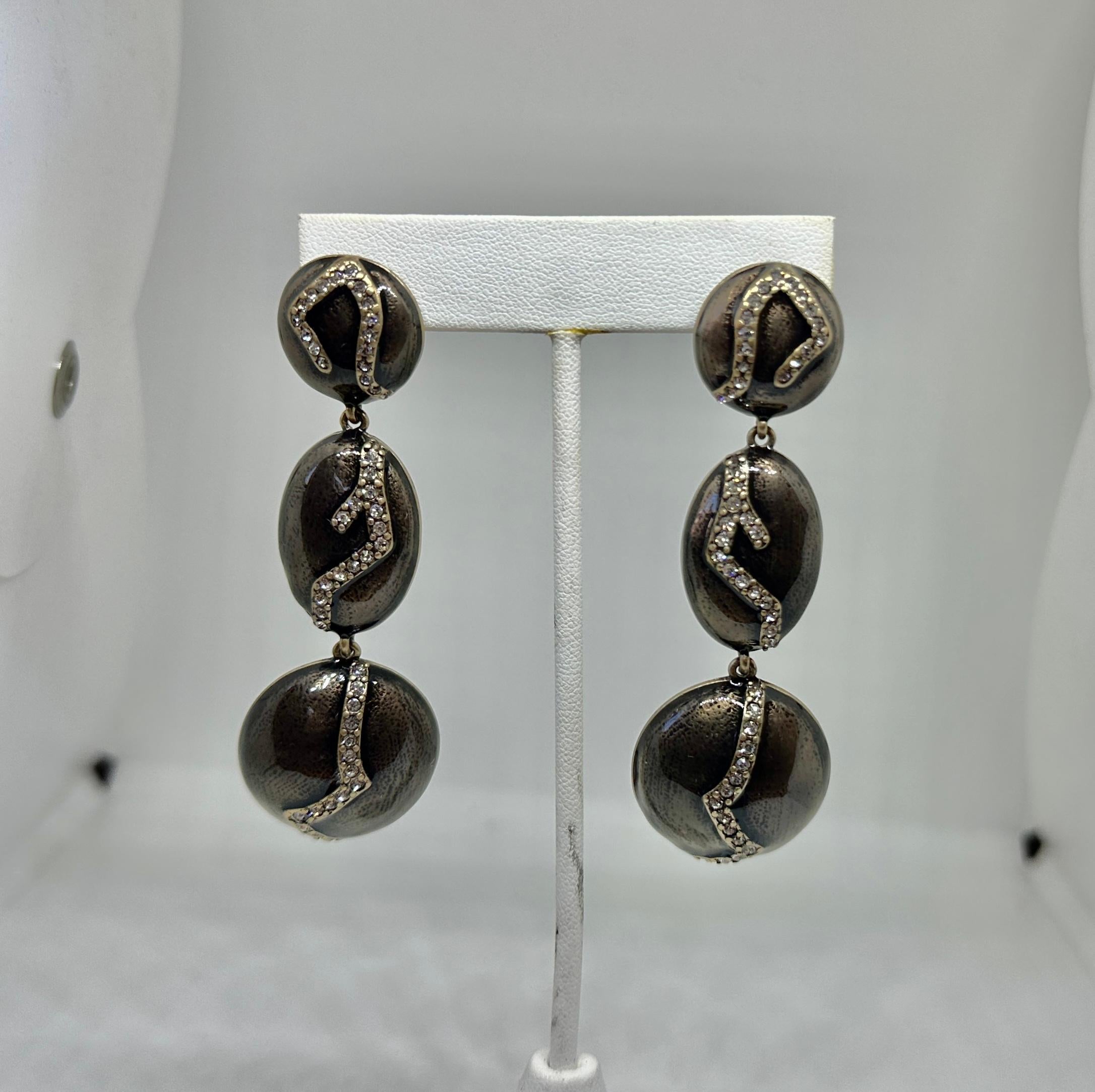 THESE ARE FABULOUS ORIGINAL OSCAR DE LA RENTA HAUTE COUTURE RUNWAY DANGLE DROP EARRINGS OF SUPERB QUALITY STYLE AND IMPACT!   THE EARRINGS HAVE THREE ARTICULATED DROPS WITH STUNNING GUN METAL GREY ENAMEL WHICH IS ADORNED WITH AN ORGANIC INSPIRED