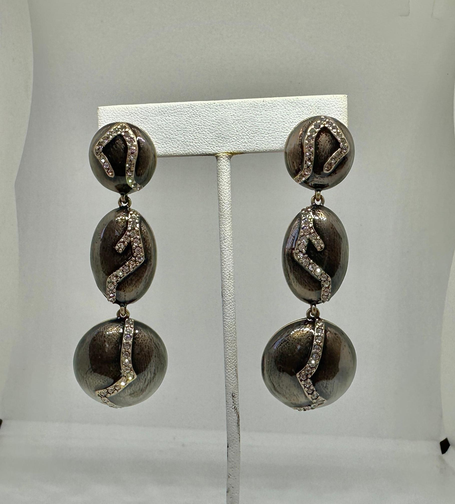 Oscar de la Renta Runway Dangle Earrings Gunmetal Grey Enamel Haute Couture In Excellent Condition For Sale In New York, NY