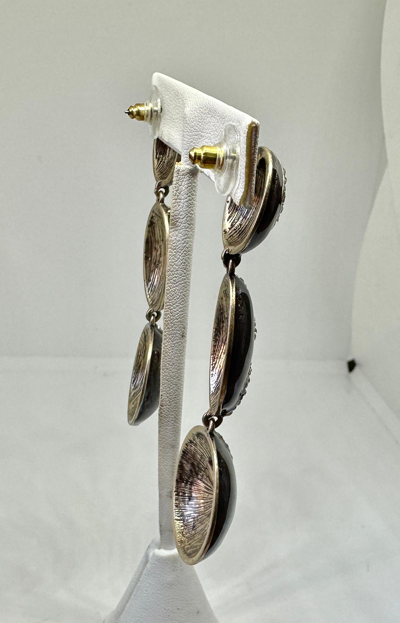 Women's Oscar de la Renta Runway Dangle Earrings Gunmetal Grey Enamel Haute Couture For Sale