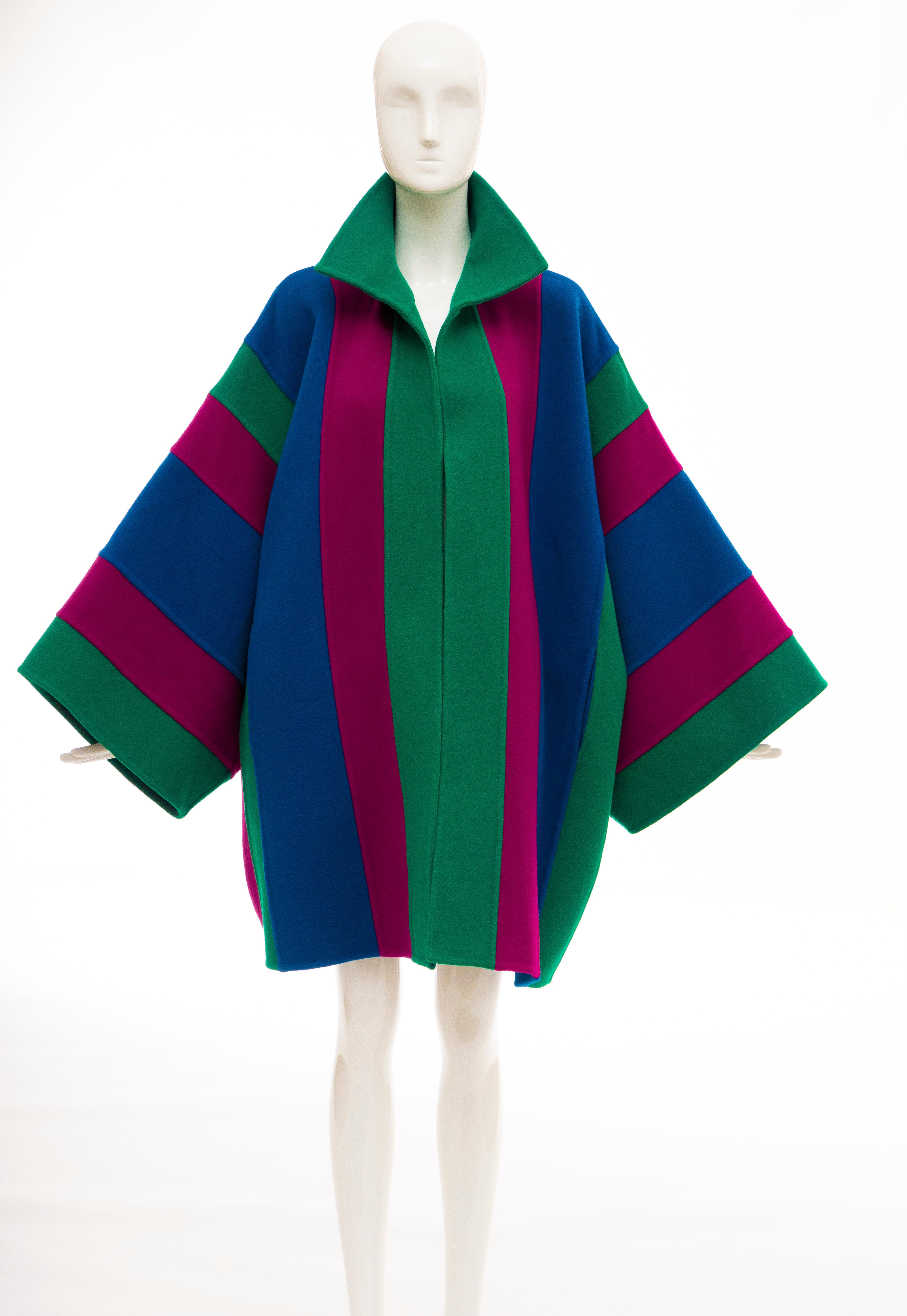 Oscar de la Renta Runway Fall 1991, double-faced wool striped coat with two front inset pockets.

IT. Small, US. Small

Bust: 35, Waist: 35, Length: 35.5
