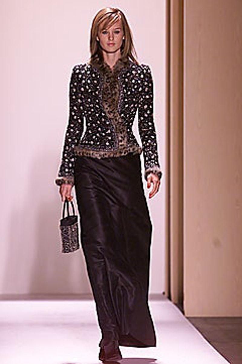 Traje de falda vintage Oscar De La Renta con adornos de piel y cuentas
Colección de Pasarela F/W 2001
Talla de diseñador US 10
Un caprichoso juego de manchas de leopardo añade un poco de diversión a este bonito traje de falda de noche entallado. Las