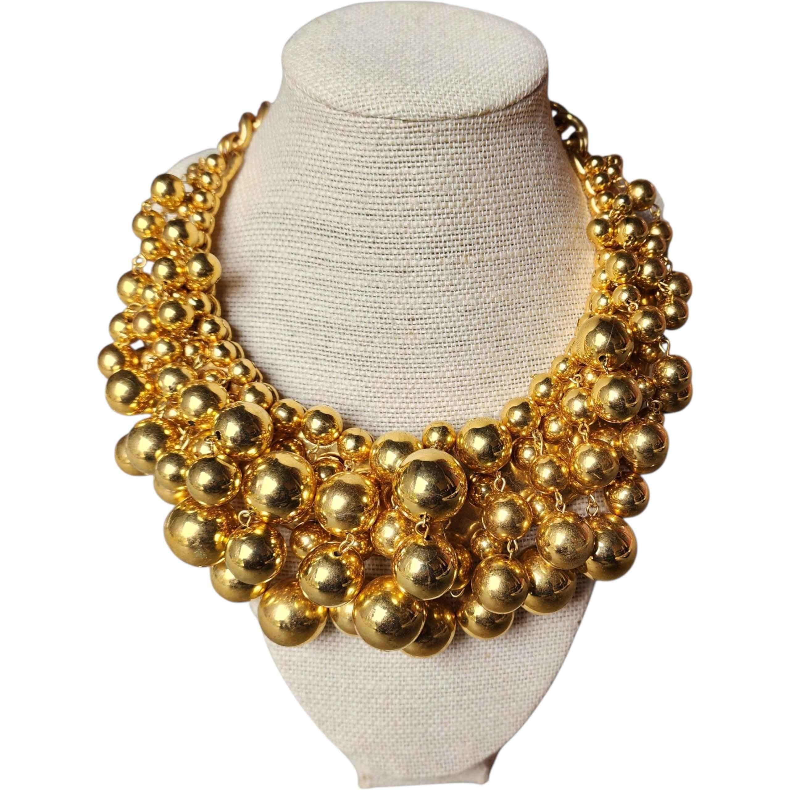 Oscar De La Renta - Collana con sfere d'oro - Collare a pettorina De Couture, firmato

Una spettacolare collana di Oscar De La Renta caratterizzata da densi grappoli di sfere in oro lucido di dimensioni graduali. L'audace silhouette a pettorina si