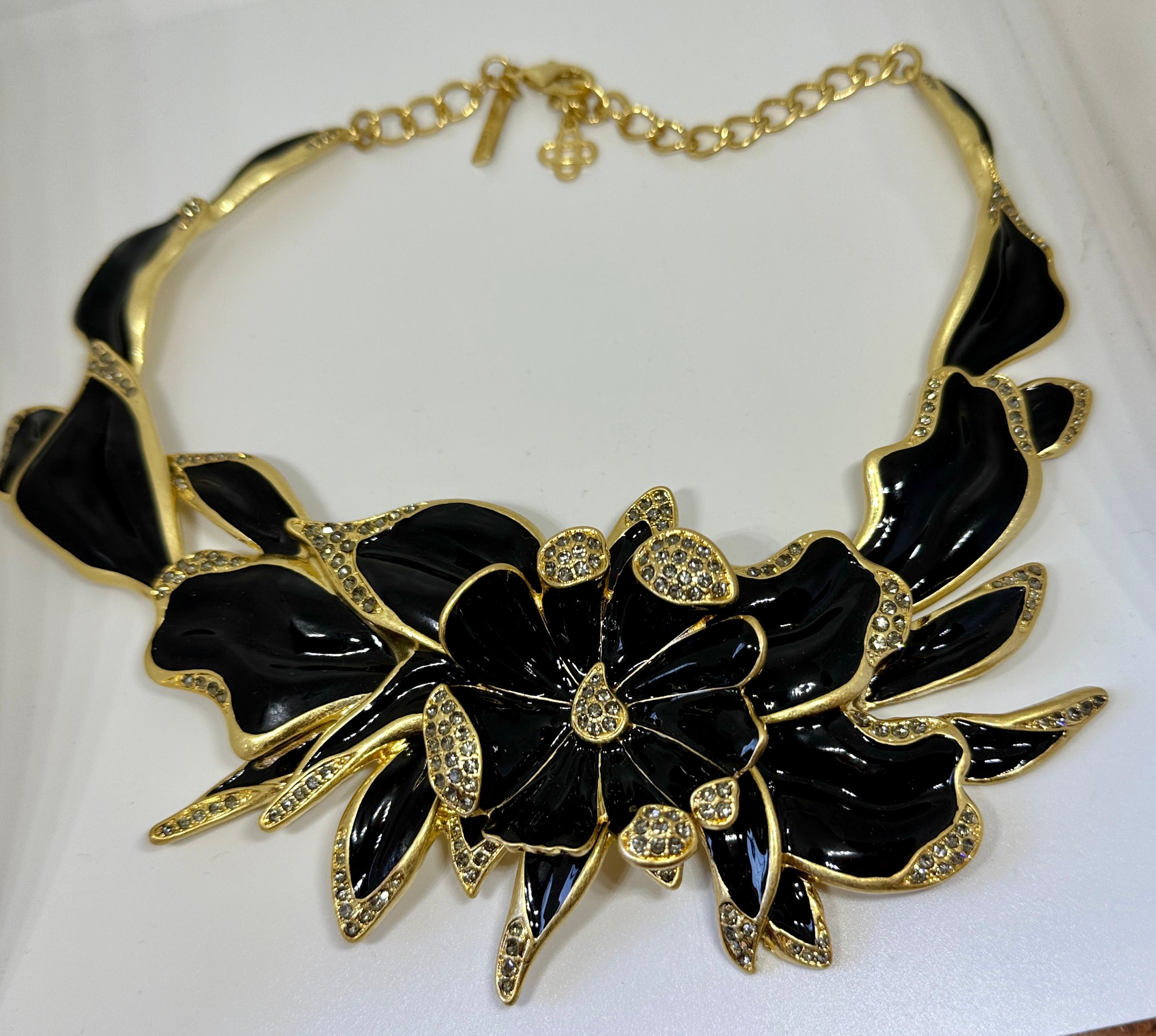 THIS IS AN EXTRAORDINARY ORIGINAL OSCAR DE LA RENTA HAUTE COUTURE RUNWAY NECKLACE OF SUPERB QUALITY STYLE AND IMPACT!   THE NECKLACE HAS A DRAMATIC THREE DIMENSIONAL FLOWER MOTIF DESIGN IN BLACK ENAMEL WITH SWAROVSKI CRYSTALS.  THE  CENTRAL FLOWER