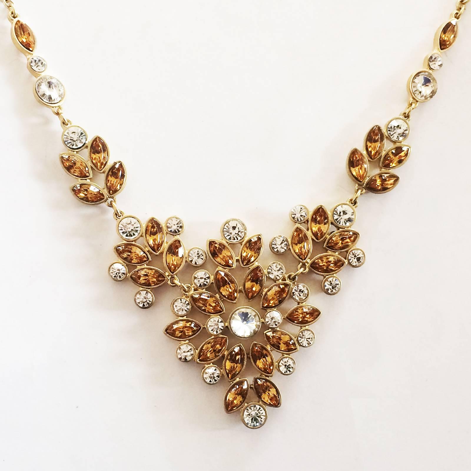 An outstanding, Oscar De La Renta Runway Necklace with heavily facetted Citrene glass and Crystal with an adjustable Gilt Chain. Original gilt Lobster Claw clasp and matching tag, with Oscar de la Renta to one side and MADE IN USA on the other. All