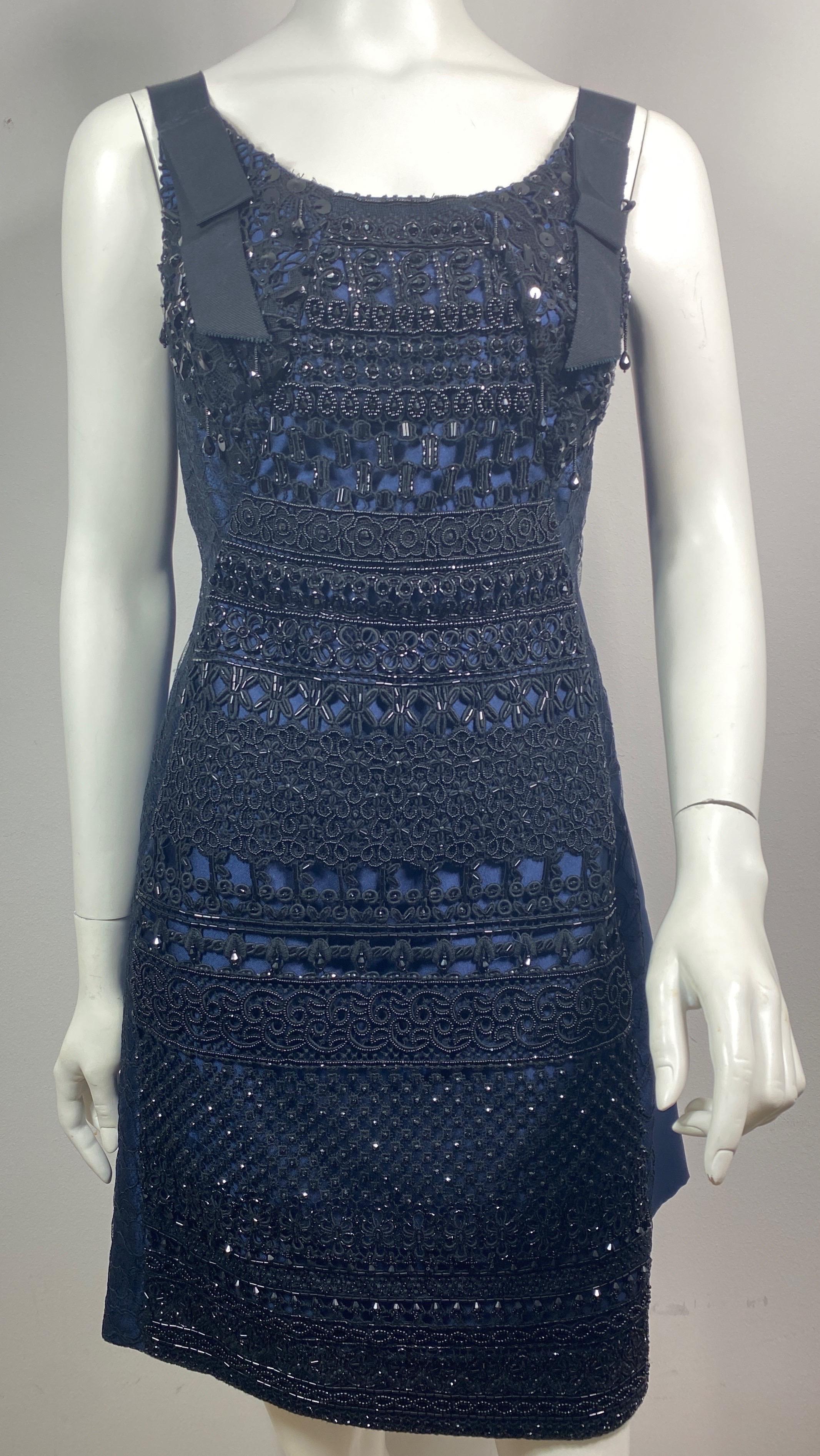 Oscar de La Renta Runway Resort 2016 Navy and Black Heavily Beaded Dress-Size 4 In Excellent Condition For Sale In West Palm Beach, FL