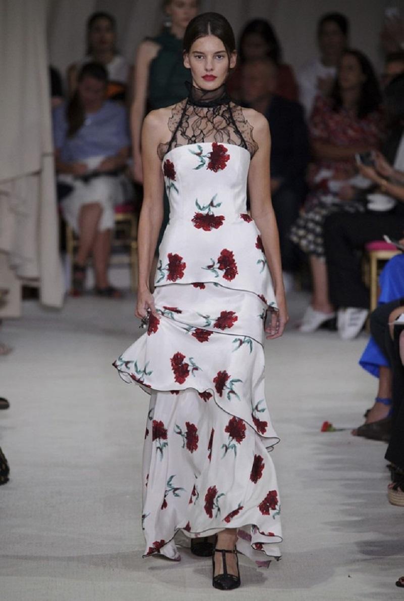 Oscar de la Renta White Silk Floral Print Maxi Dress Gown
S/S 2016 Runway Collection
US size - 6
White silk with a very delicate shade of pink contrasts with a dark red carnation flowers.
Several layers finished with black thin border. Built-in