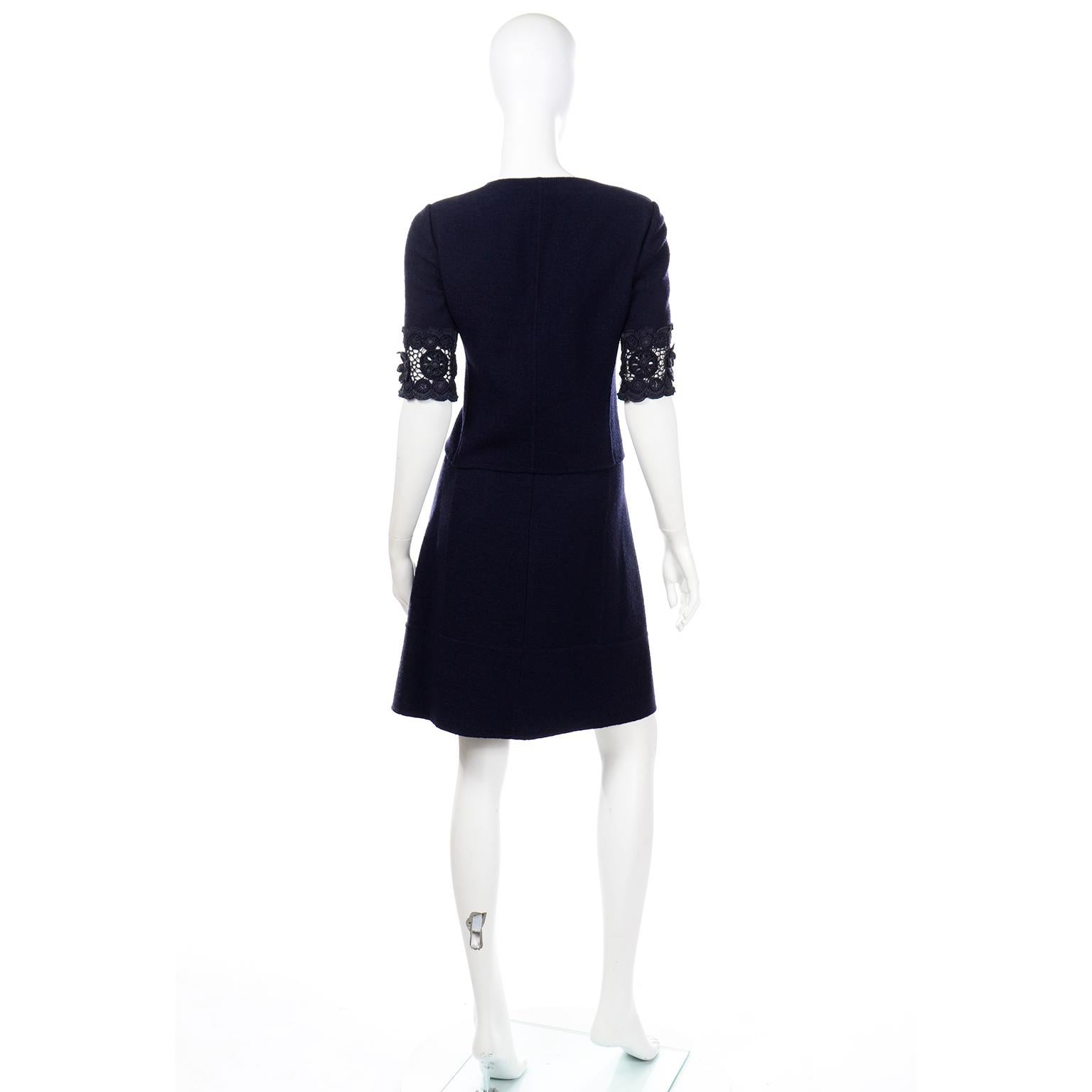 Oscar de la Renta S 2007 Runway Beaded Black Skirt & Jacket Suit w Crochet Lace For Sale 1