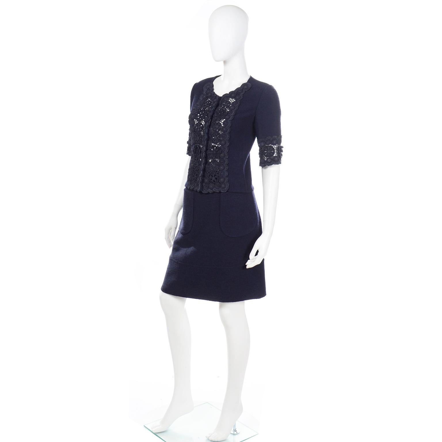 Oscar de la Renta S 2007 Runway Beaded Black Skirt & Jacket Suit w Crochet Lace For Sale 2
