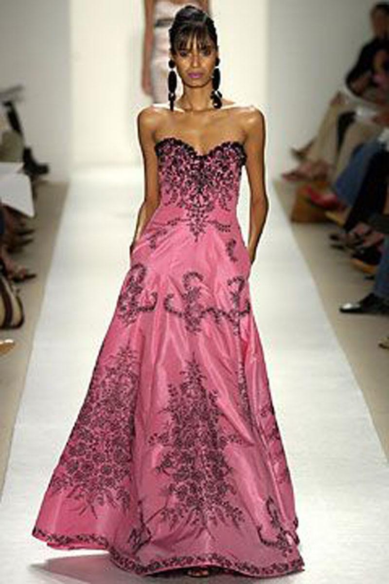 Oscar de la Renta Pink Silk Taffeta Fully Embellished Dress Gown
S/S 2004 Runway Collection
USA size - 8
Pink silk taffeta, Fully embroidered and beaded, Finished with corset, Underskirt for fullness, Zip closure.
Measurements: Length - 49.5 inches