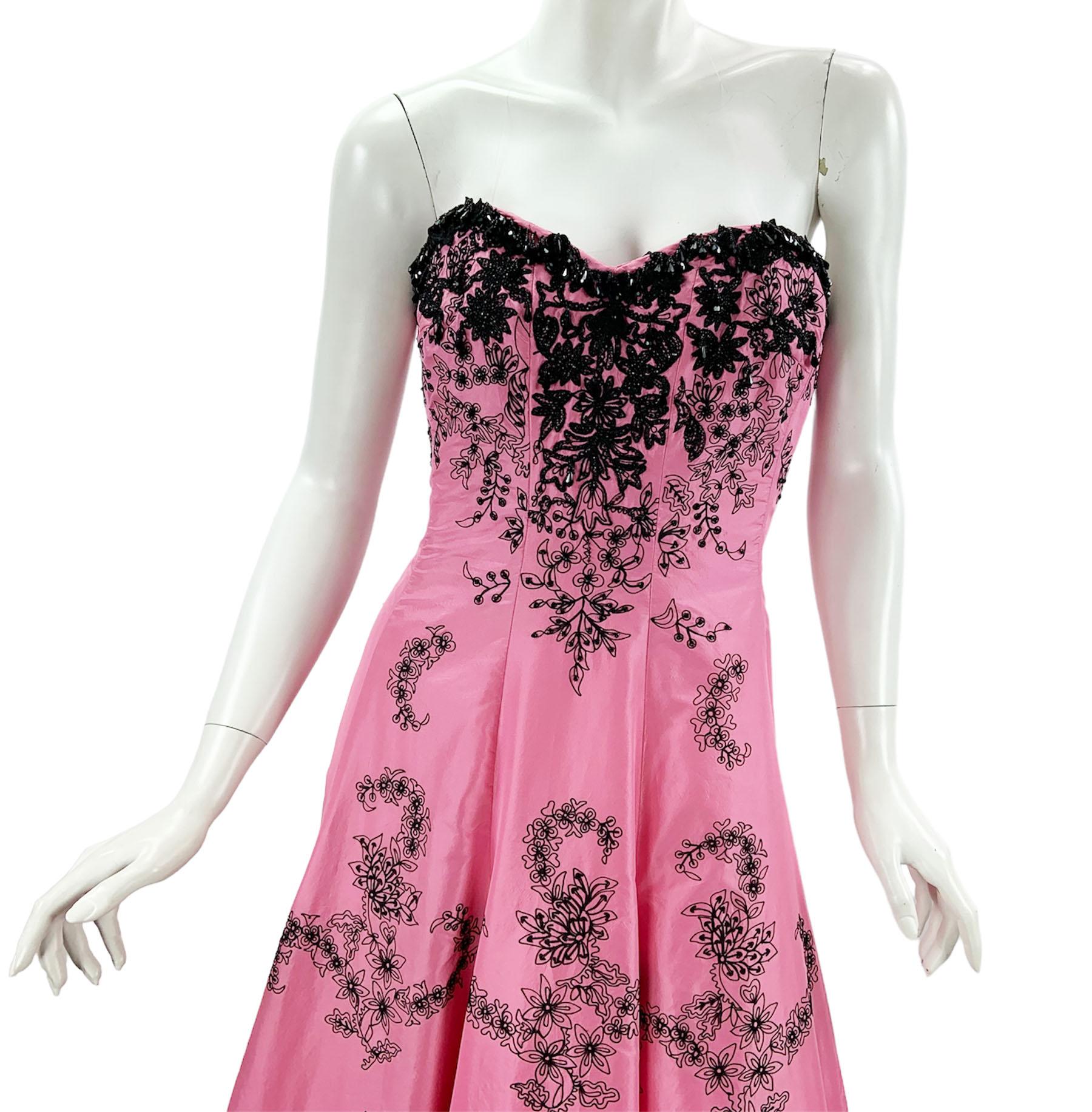 Oscar de la Renta S/S 2004 Collection Pink Silk Taffeta Embellished Dress Gown 8 For Sale 2