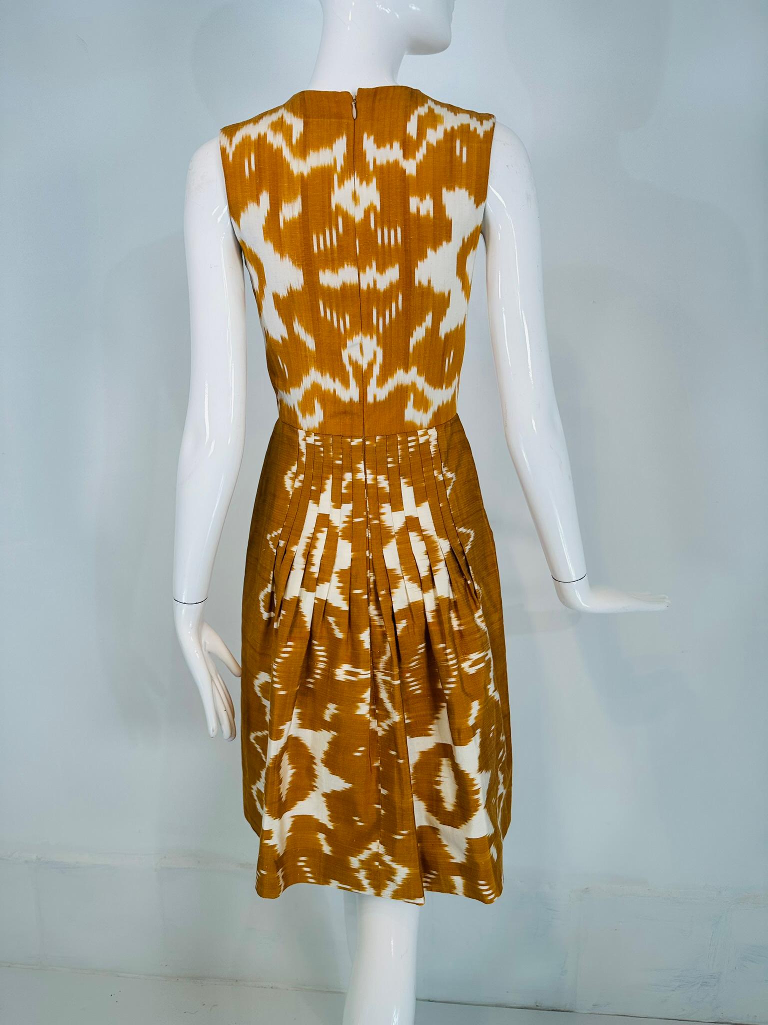 Oscar De La Renta S/S 2008 Vestido sin mangas de Ikat de seda flameada dorado y blanco 2 en venta 6