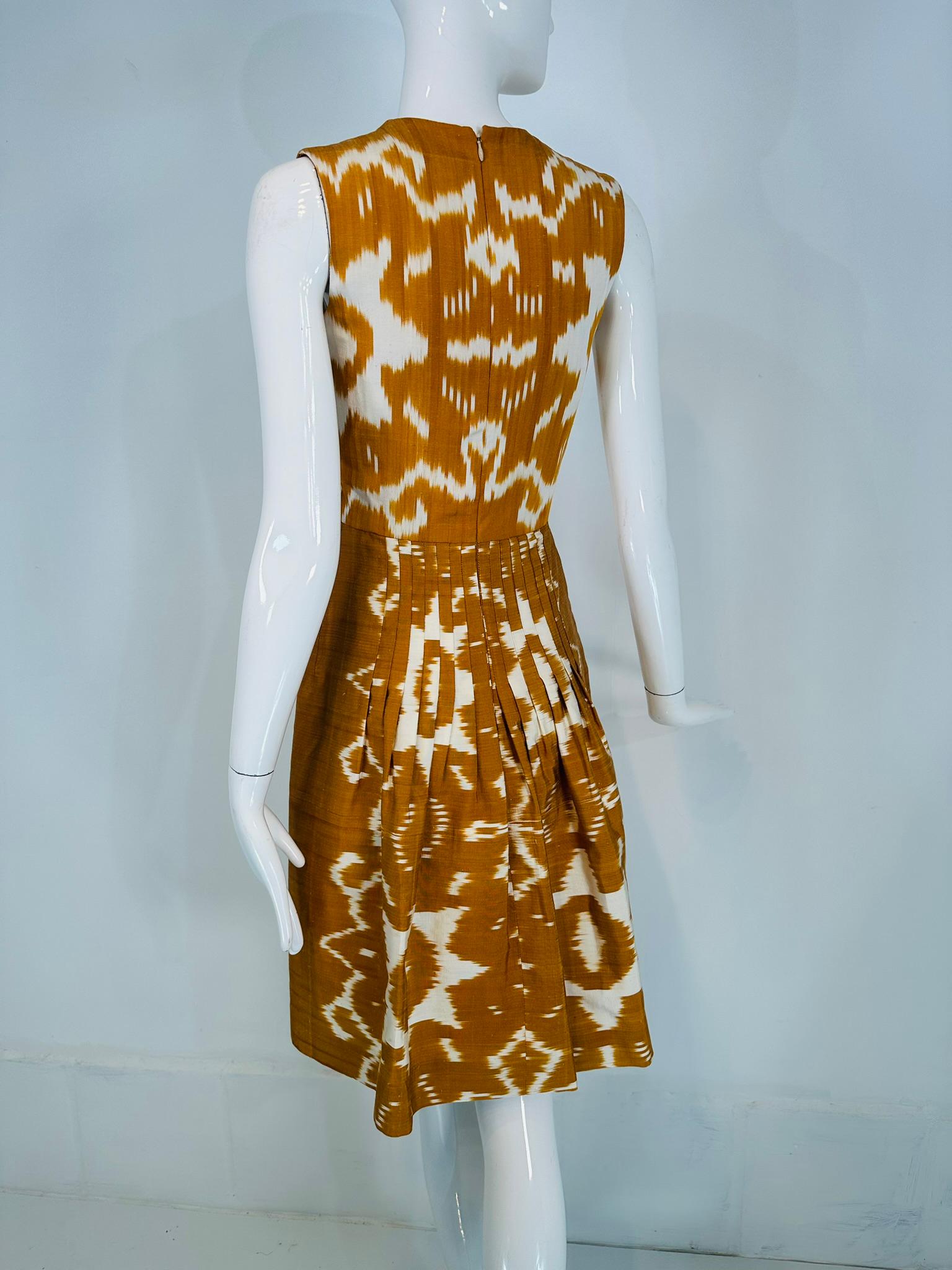 Oscar De La Renta S/S 2008 Vestido sin mangas de Ikat de seda flameada dorado y blanco 2 en venta 7